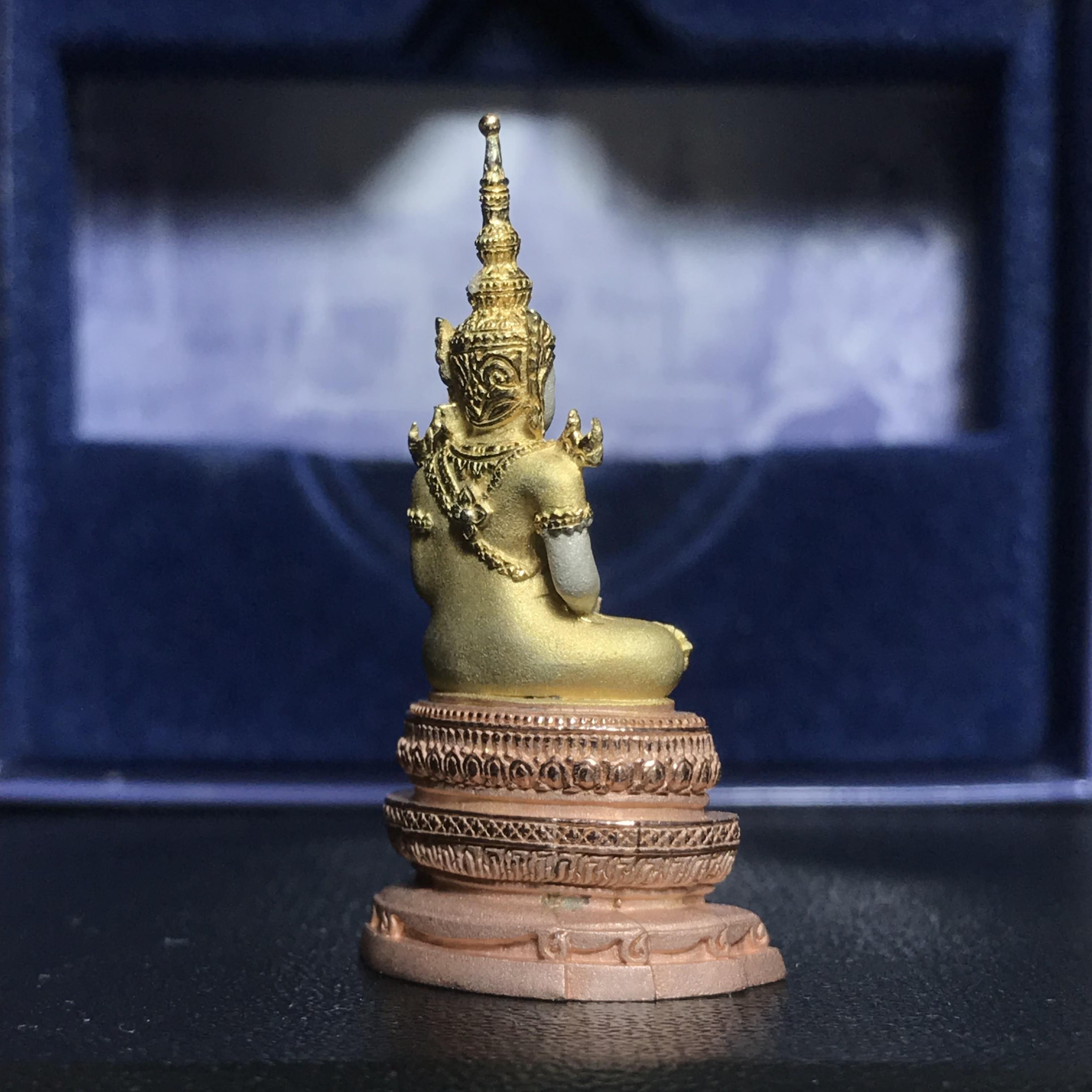 พระแก้วมรกต ภปร. ปี2547 จัดสร้างโดย รพ.ภูมิพลฯ เนื้อเงิน (3 กษัตริย์)ลอยองค์ หน้าตัก 1/2 นิ้ว