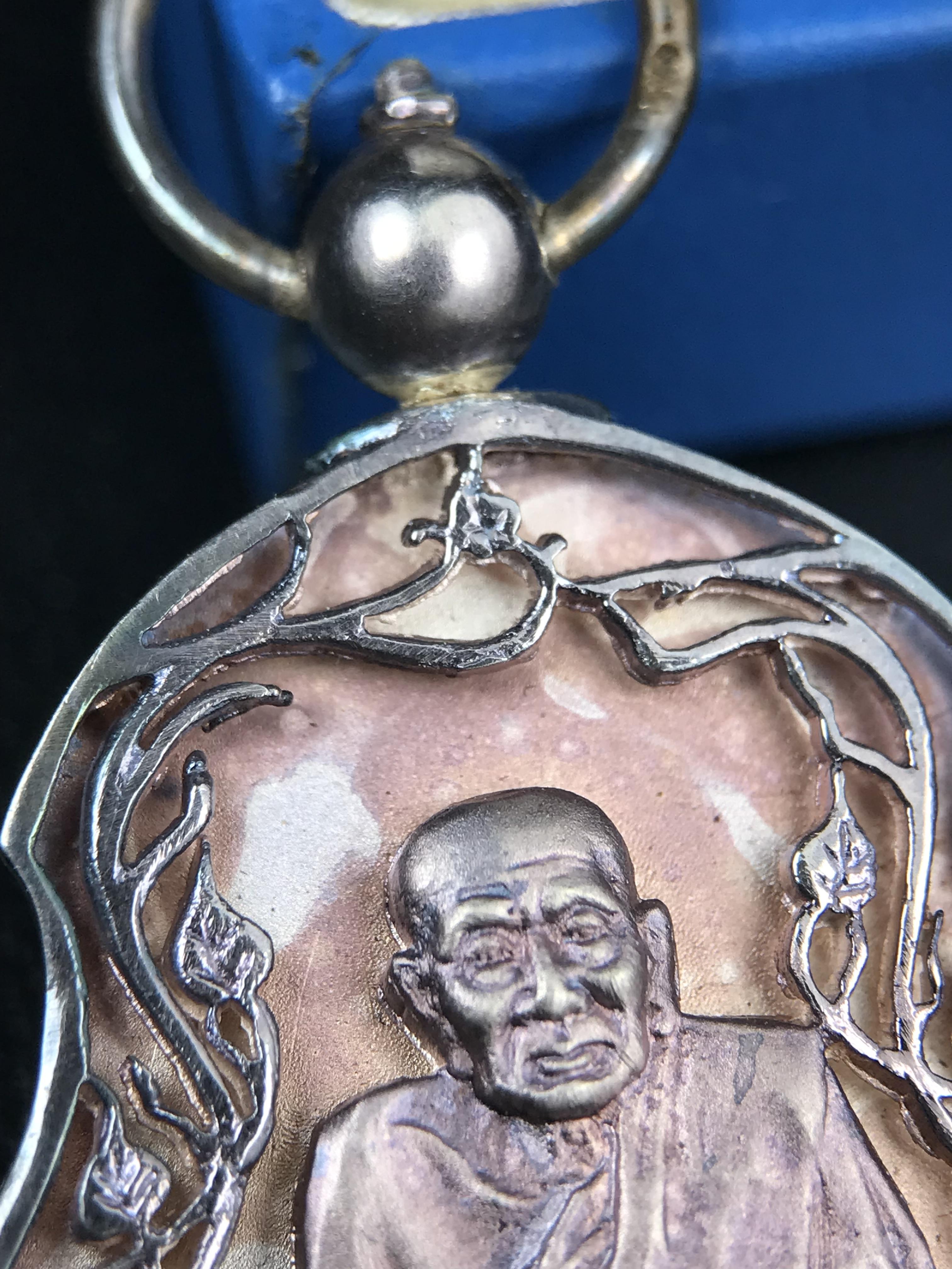 เหรียญหลวงปู่ทวด พระนามาภิไธย สก. แบบงานฉลุโบราณ(HAND MADE) ปี 2544 เนื้อเงิน(ผิวเดิมขึ้นสีรุ้งออกม่วงธรรมชาติสวยมาก) พิธีปลุกเสก ณ อุโบสถวัดช้างให้ และ พิธีมังคลาภิเษก ณ พระอุโบสถ วัดพระศรีรัตนศาสดาราม(วัดพระแก้ว) (1 ใน 2000 เหรียญ)พบเจอน้อยหายากมาก