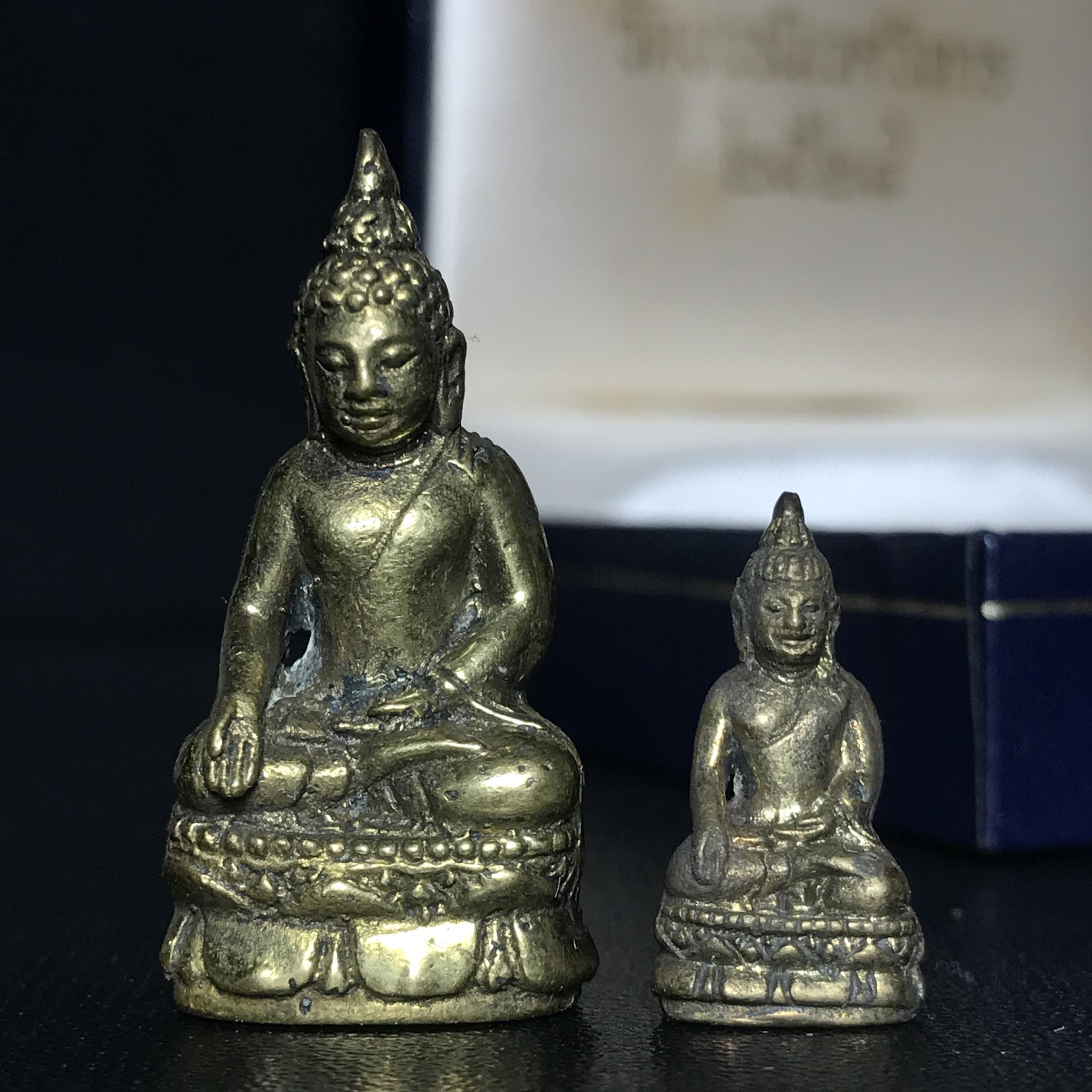พระกริ่ง-พระชัยวัฒน์ไพรีพินาศ วัดบวรนิเวศวิหาร รุ่นผ้าป่าสิงห์บุรี ปี2528(กล่องหนังนิยม)(พระชุดหลักสายสมเด็จพระญาณสังวร สมเด็จพระสังฆราชองค์ที่19)(1ใน 1500ชุด)สภาพสวยกล่องบรรจุเดิม