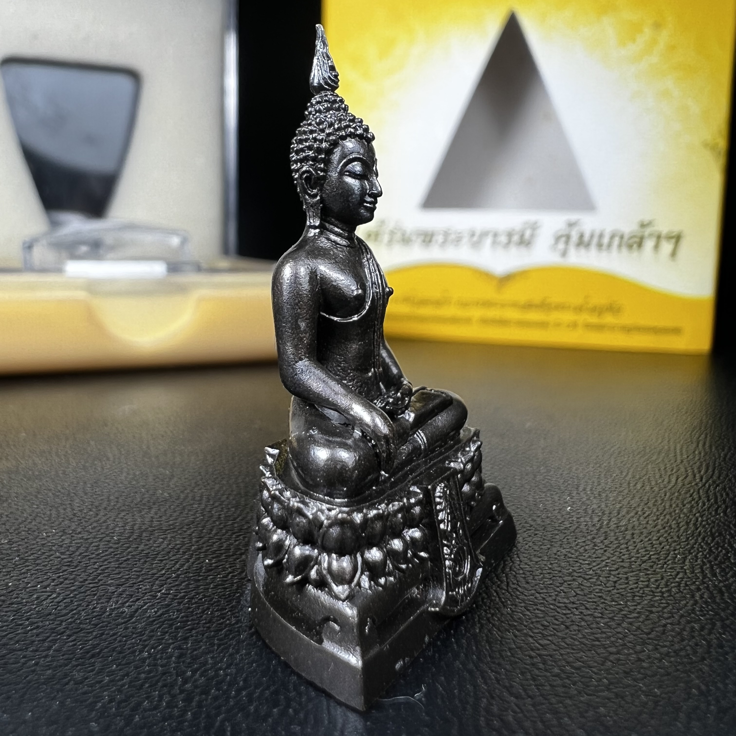 พระพุทธรูปคุ้มเกล้าฯ ภปร.(ใต้ร่มพระบารมี คุ้มเกล้า) 60ปี รพ.ภูมิพลฯ พ.ศ.2552 เนื้อนวโลหะ รมดำ(พิมพ์ใหญ่ขนาด 35.5*24 มม.)