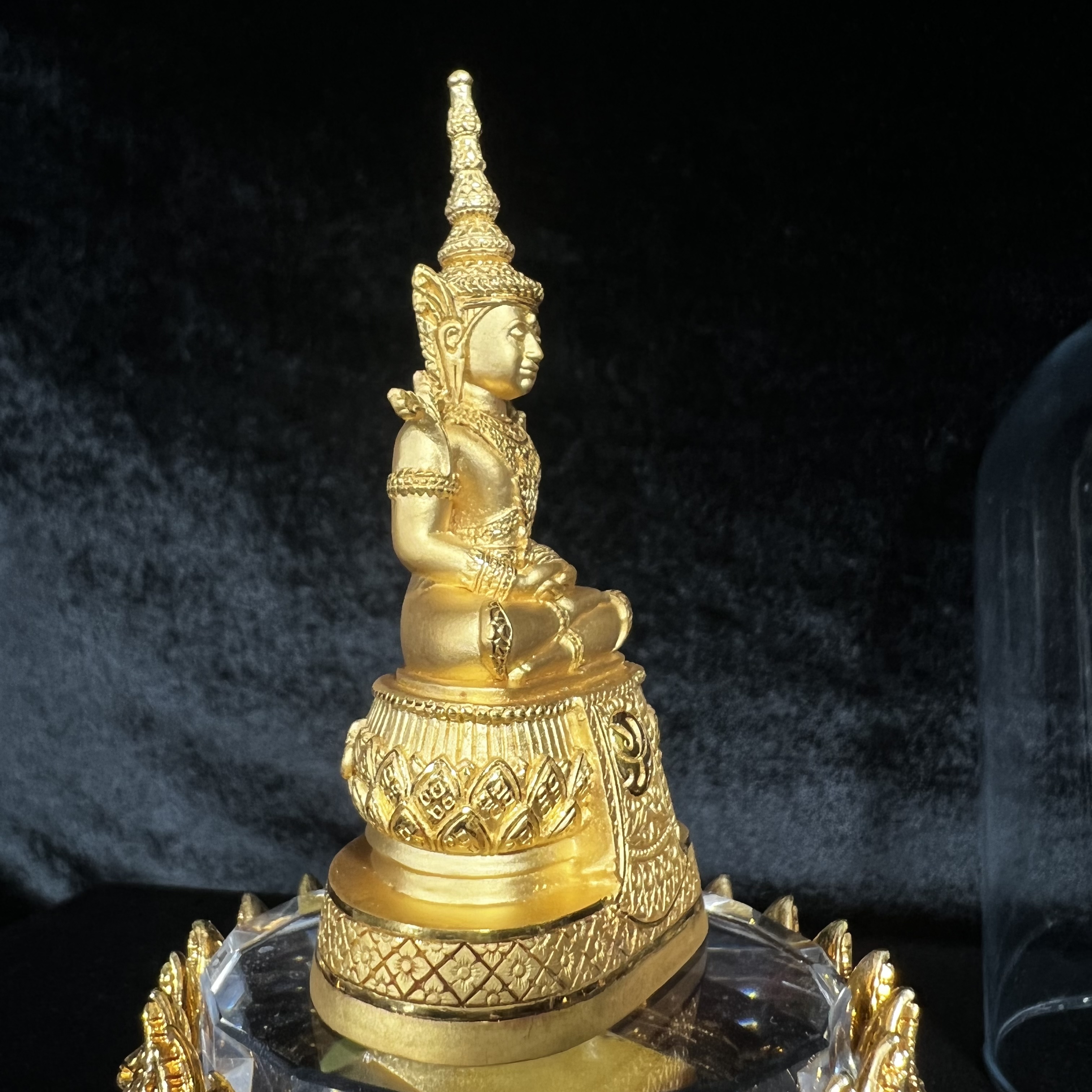 พระแก้วมรกต ภปร.(รุ่นแรก) ปี2545 รุ่นฉลองกรุงรัตนโกสินทร์ครบ 220 ปี หล่อลอยองค์ เนื้อทองคำบริสุทธิ์99.99% ขนาดบูชา 50*90 มม. พร้อมฐานวางครอบแก้วเดิม(สวยงามและหายากมาก)(1ใน1000องค์)