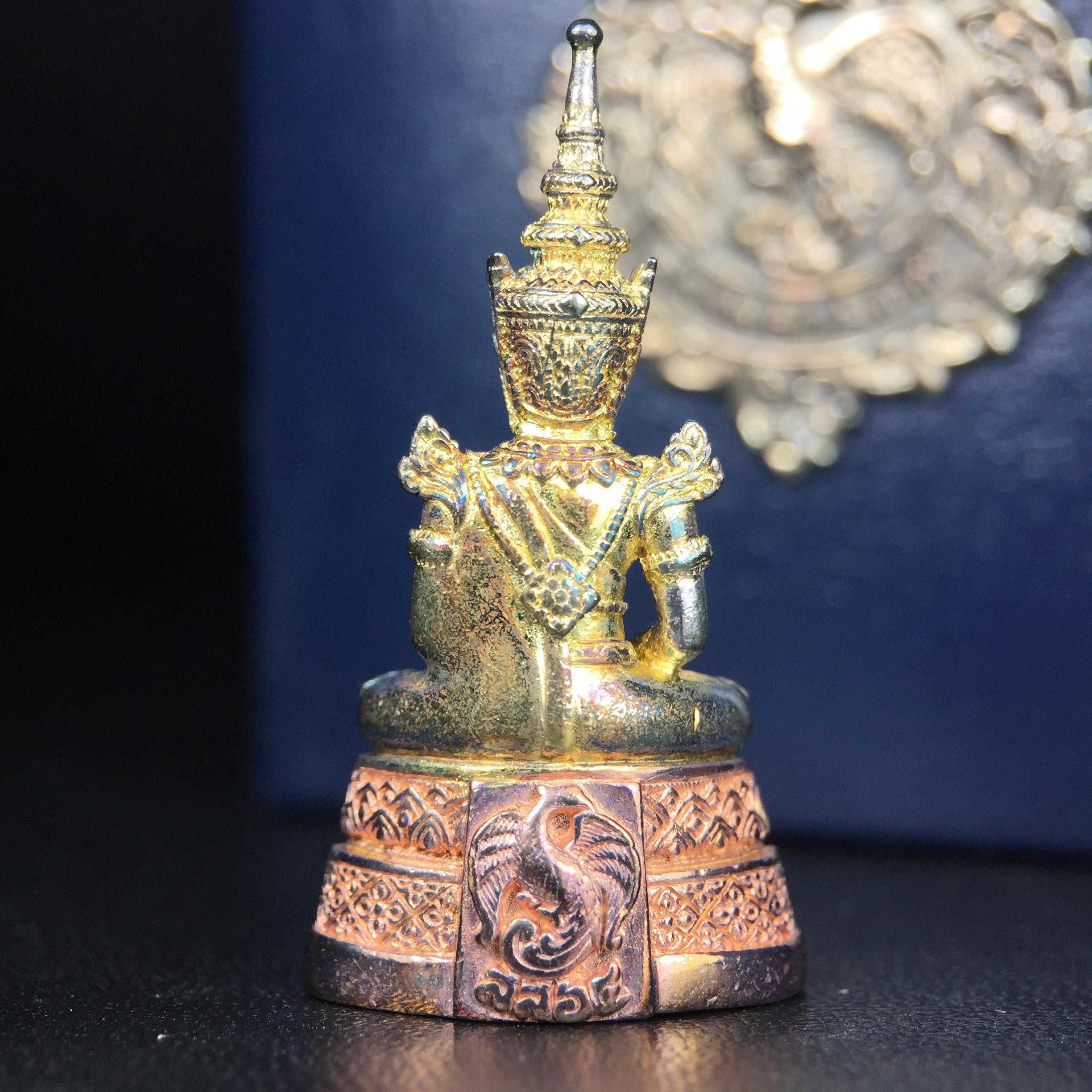 พระแก้วมรกต กรมสรรพสามิตจัดสร้างขึ้นเนื่องในโอกาสครบรอบ 64 ปีของกรมสรรพสามิต และเนื่องในวโรกาสที่พระบาทสมเด็จพระเจ้าอยู่หัวทรงครองราชย์ครบ 50 ปีในปีกาญจนาภิเษก เมื่อ พ.ศ.2539 เนื้อเงิน ชุบทองสามกษัตริย์(ผิวเดิมรุ้งๆสวย) พร้อมกล่องบรรจุเดิม