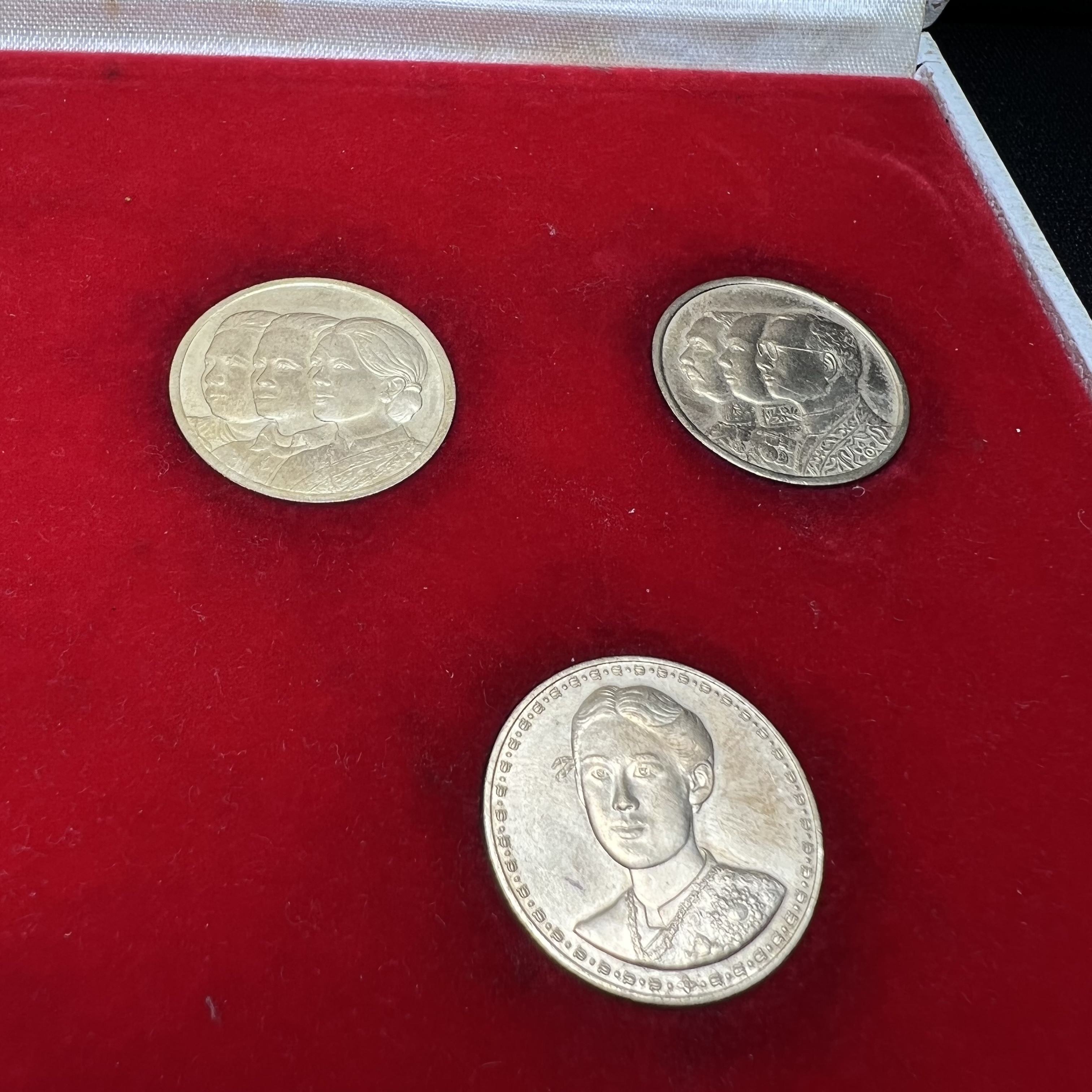 ชุดที่ระลึกครบ 72 ปี โรงพยาบาลจุฬาลงกรณ์ สภากาชาดไทย 30 พฤษภาคม พ.ศ.2529(ในหลวงรัชกาลที่9เสด็จในพิธี)พระดี พิธีใหญ่ ประกอบพิธีพุทธาภิเษกพร้อมกับพิธีพระกริ่งปวเรศ ปี2530 วัดบวรนิเวศและวัดพระแก้ว