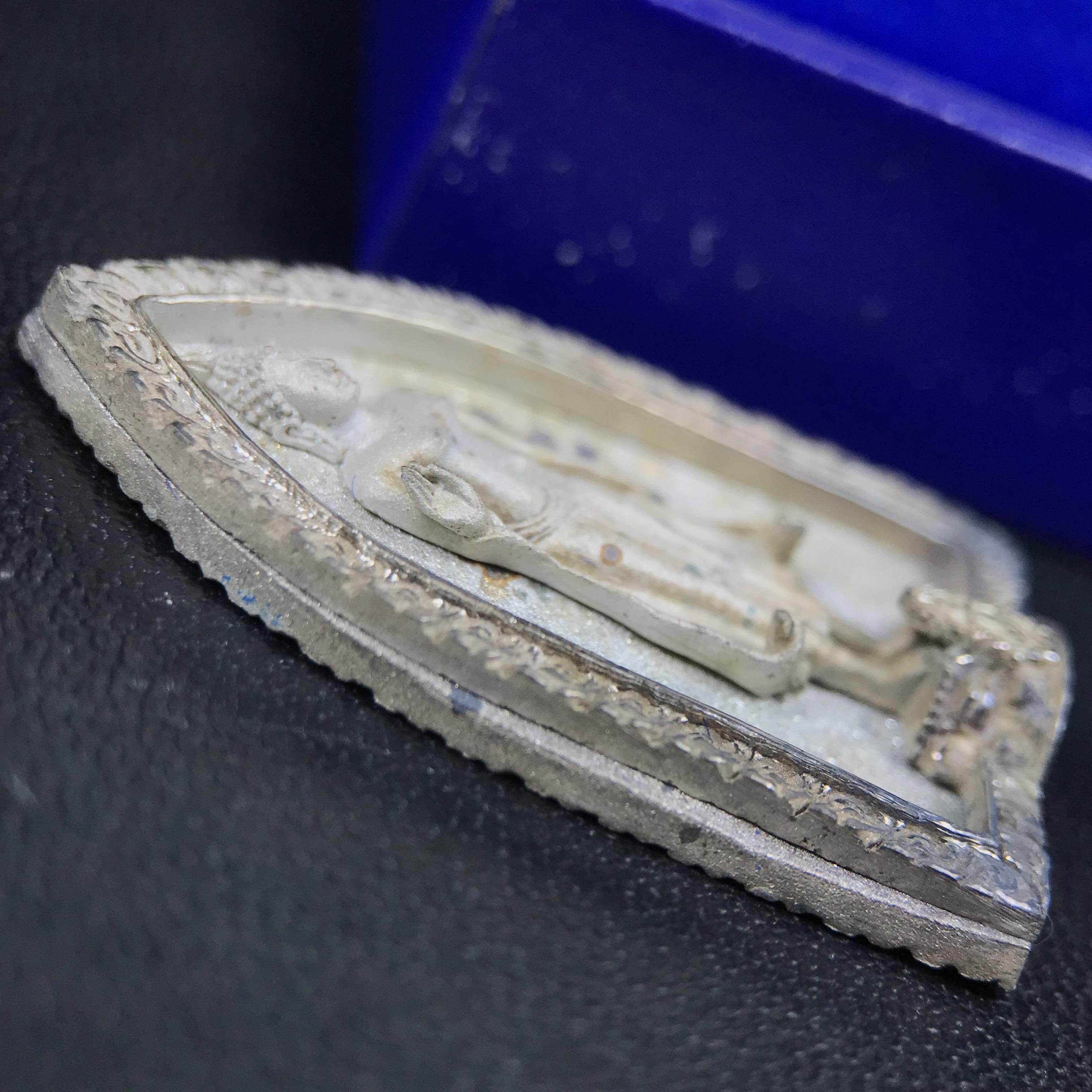 พระพุทธกาญจนพรสยามภูมิ ภปร. ปี 2539 เนื้อเงินพื้นทรายประกาย(ผิวเดิมสวย) พิมพ์ทรงใบขนุน ขนาด3.2ซม. พระพุทธรูปประจำพระชนมวาร รัชกาลที่9 ทรงโปรดเกล้าให้วิทยาลัยป้องกันราชอาณาจักร(วปอ.)สร้างในวโรกาสทรงครองสิริราชสมบัติครบ50ปี พ.ศ.2539(1ใน5000องค์)