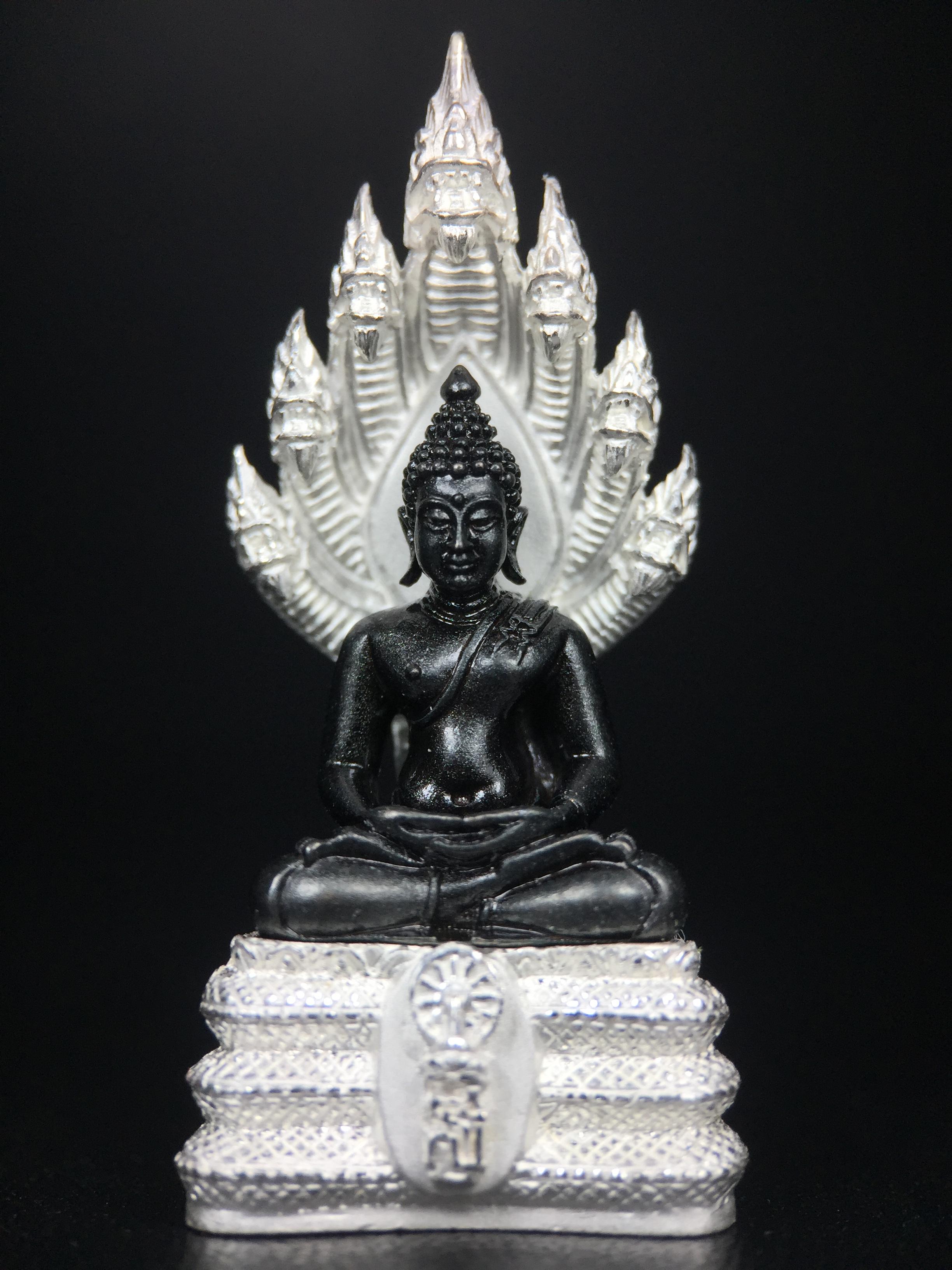 พระนาคปรก สธ. รุ่นสร้างพระอุโบสถเฉลิมพระเกียรติ 4 รอบ 84 พรรษา สมเด็จพระเทพรัตนราชสุดาฯ วัดบวรนิเวศวิหาร ปี 2543 พิมพ์ใหญ่ องค์พระเนื้อนวโลหะ ฐานนาคปรกเนื้อเงิน(สภาพ สวย )พิธีใหญ่ พุทธศิลป์งดงาม หายาก (1 ใน 1999 องค์)