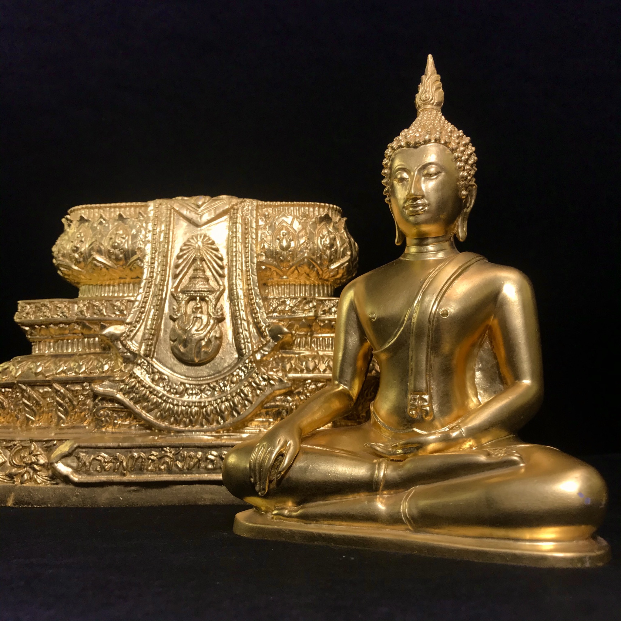 พระพุทธสิงหธรรมมงคล ภปร. รุ่นแรก พุทธสมาคมแห่งประเทศไทย ในพระบรมราชูปถัมภ์ จัดสร้าง ปี2547 เนื้อโลหะผสมปิดทอง หน้าตัก 5 นิ้ว(1 ใน 1999 องค์)