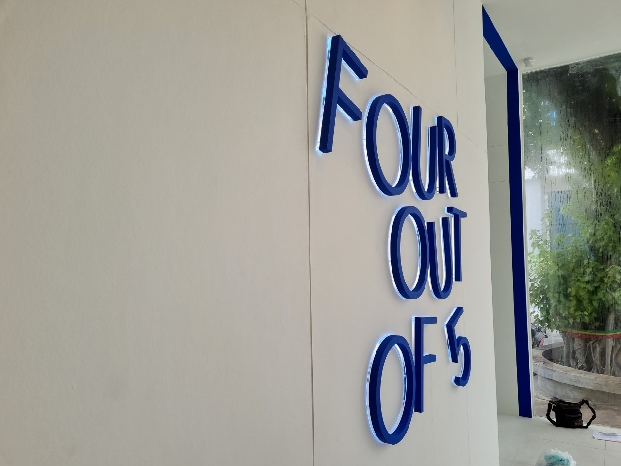 ป้ายอักษรไฟออกหลัง FOUR OUT OF 5