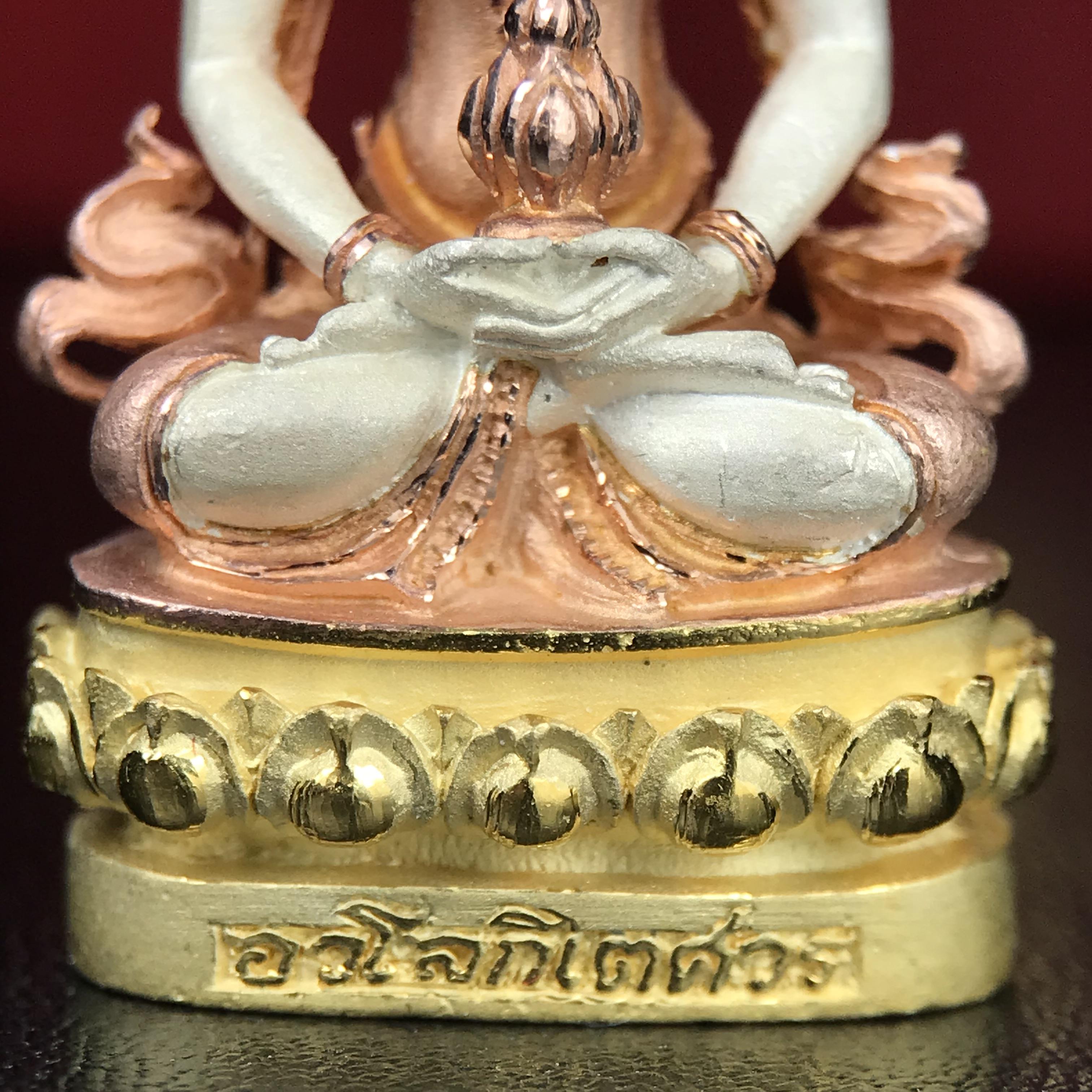 พระกริ่งอวโลกิเตศวร ( เจ้าแม่กวนอิม ) วัดโพธิ์แมนคุณาราม รุ่นอุดมโภคทรัพย์ พ.ศ.2539 เนื้อเงิน 3 กษัตริย์ ผิวสวยเดิมพร้อมกล่องบรรจุเดิม (อีกหนึ่งรุ่นยอดนิยม พุทธศิลป์สวยงดงาม)