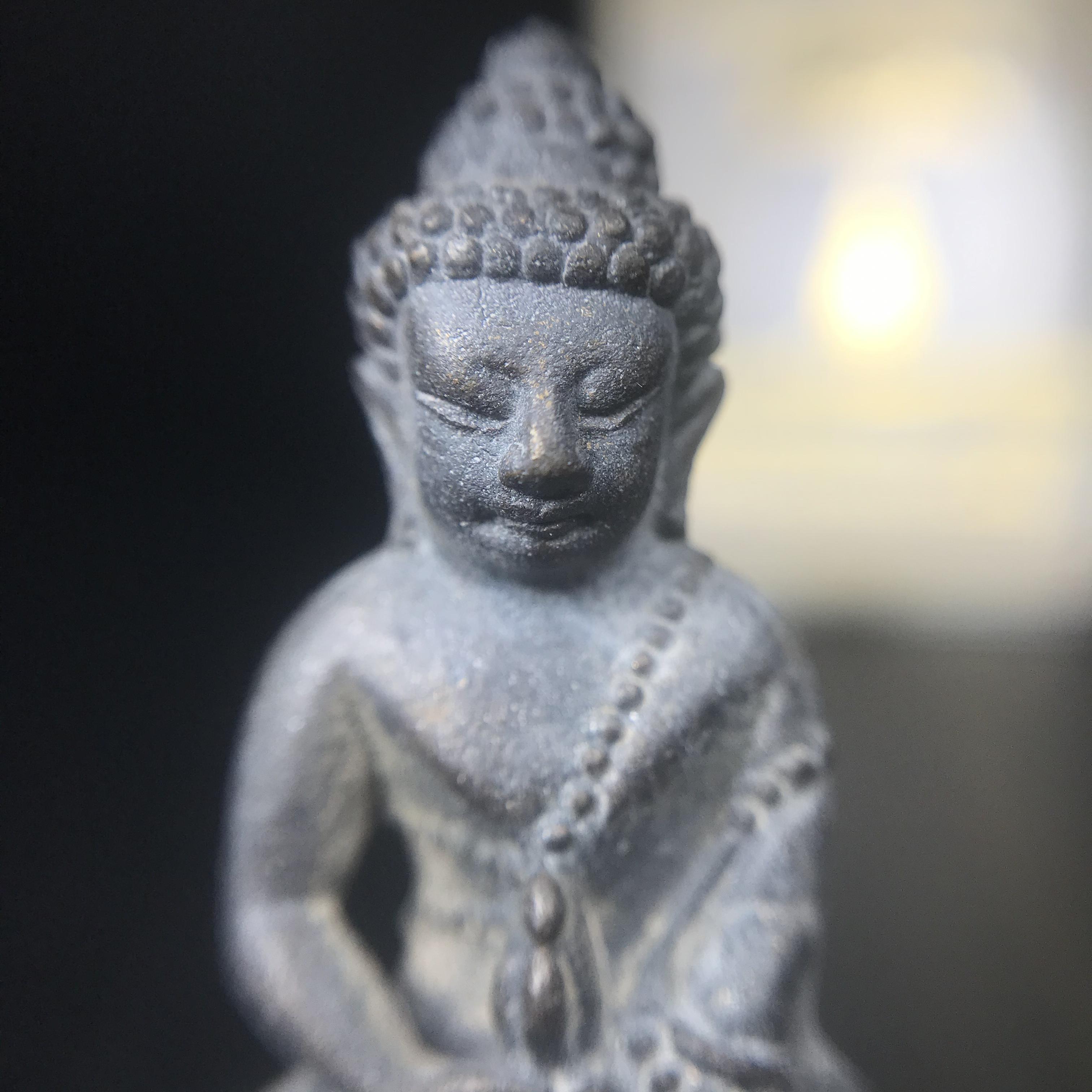 พระกริ่งชินบัญชรฉลองพระชันษา 100 ปี สมเด็จพระญาณสังวร วัดบวรนิเวศวิหาร ปี 2556 เนื้อนวโลหะผสมทองคำก้นทองแดง พิธีใหญ่ มวลสารเด่น นิยม(1 ใน 2556 องค์)