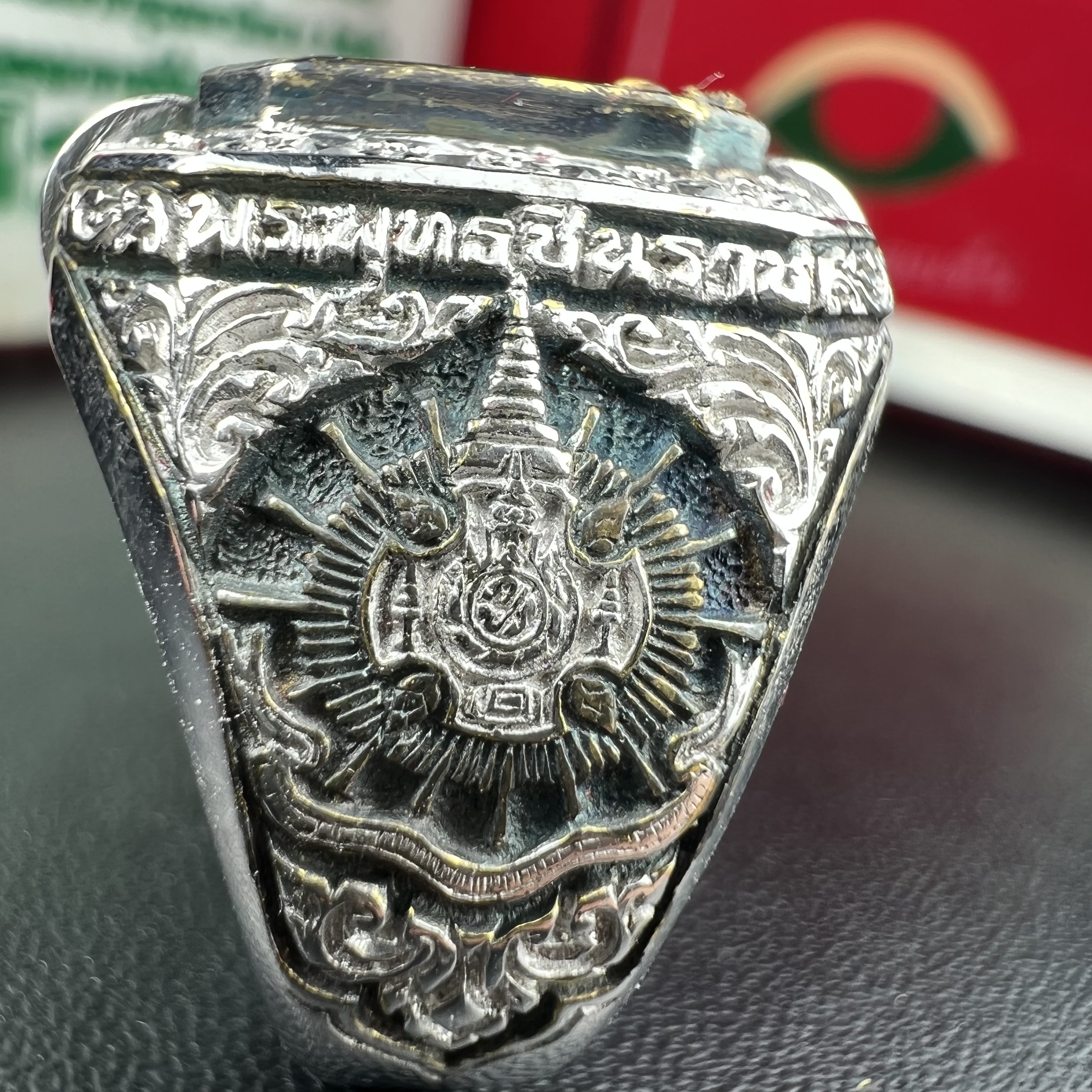 แหวนพระพุทธชินราช ภปร. ในวโรกาสเฉลิมพระชนมายุ6รอบ 5ธันวาคม2542 มูลนิธิพิทักษ์ดวงตาประชาชน จัดสร้าง แหวนเนื้อเงินเคลือบทองคำบริสุทธิ์ประดับเพชร CZ เกรดนอก ตอกโค๊ตและหมายเลข 504(ผลรวมได้ 9 เลขมหามงคลเจริญก้าวหน้าในทุกด้าน) พร้อมกล่องบรรจุเดิมครบ(หายาก)