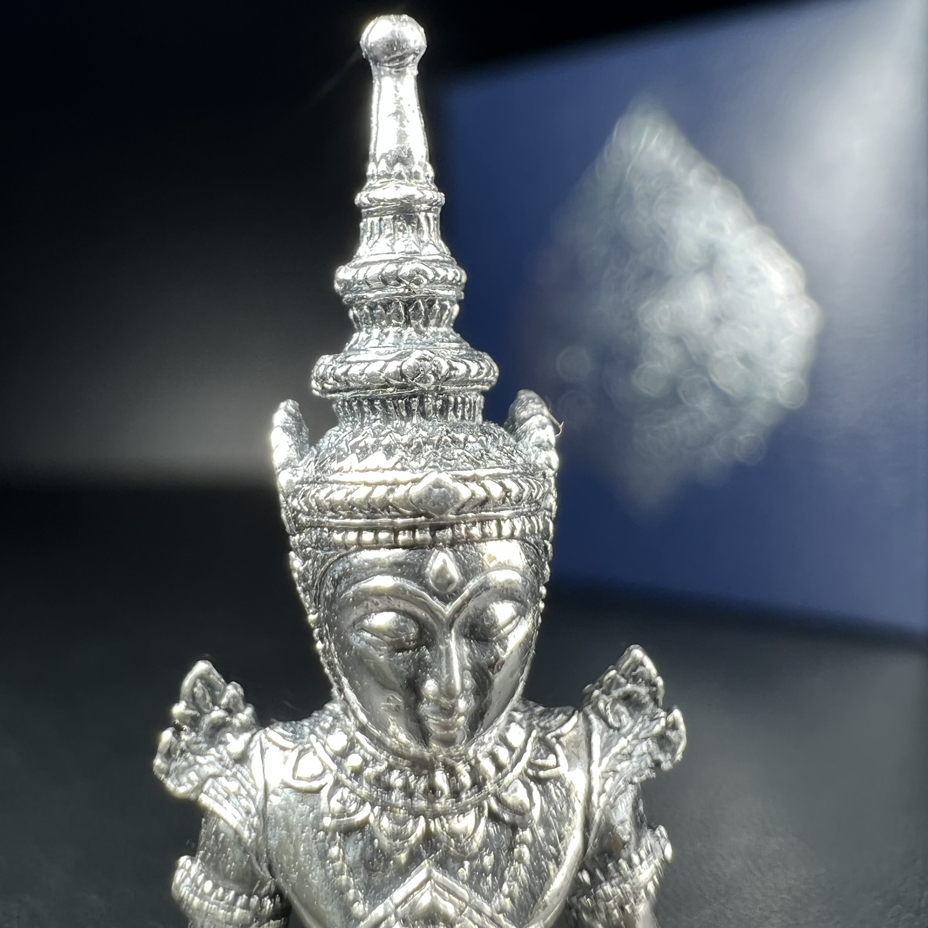 พระแก้วมรกต กรมสรรพสามิตจัดสร้างขึ้นเนื่องในโอกาสครบรอบ 64 ปีของกรมสรรพสามิต และเนื่องในวโรกาสที่พระบาทสมเด็จพระเจ้าอยู่หัวทรงครองราชย์ครบ 50 ปีในปีกาญจนาภิเษก เมื่อ พ.ศ.2539 เนื้อเงินรมดำขัดเงาพร้อมกล่องบรรจุเดิม