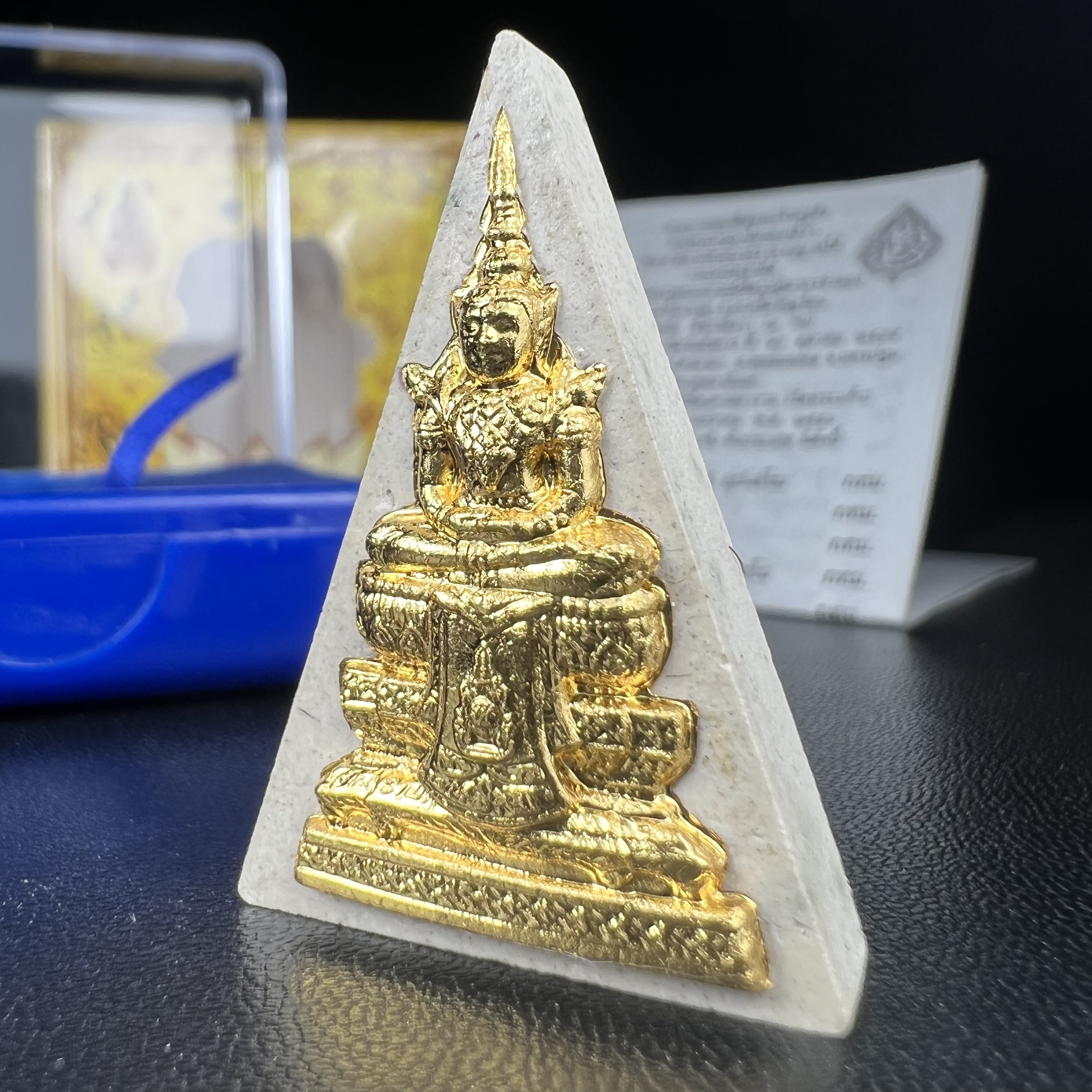 พระแก้วมรกต(จำลอง)ทรงเครื่องฤดูร้อน พระผงบูชา ด้านหน้าปิดทอง ด้านหลังตราฉลองสิริราชสมบัติครบ 60ปี เนื้อเงินขึ้นสีรุ้งธรรมชาติสร้างสรรค์งดงาม(รุ่นนี้ได้พระราชทานเส้นพระเจ้า(เส้นผม)รัชกาลที่9ในการจัดสร้าง)***องค์นี้พิเศษมองเห็นเส้นผมติดอยู่ด้านหลังชัดเจน***