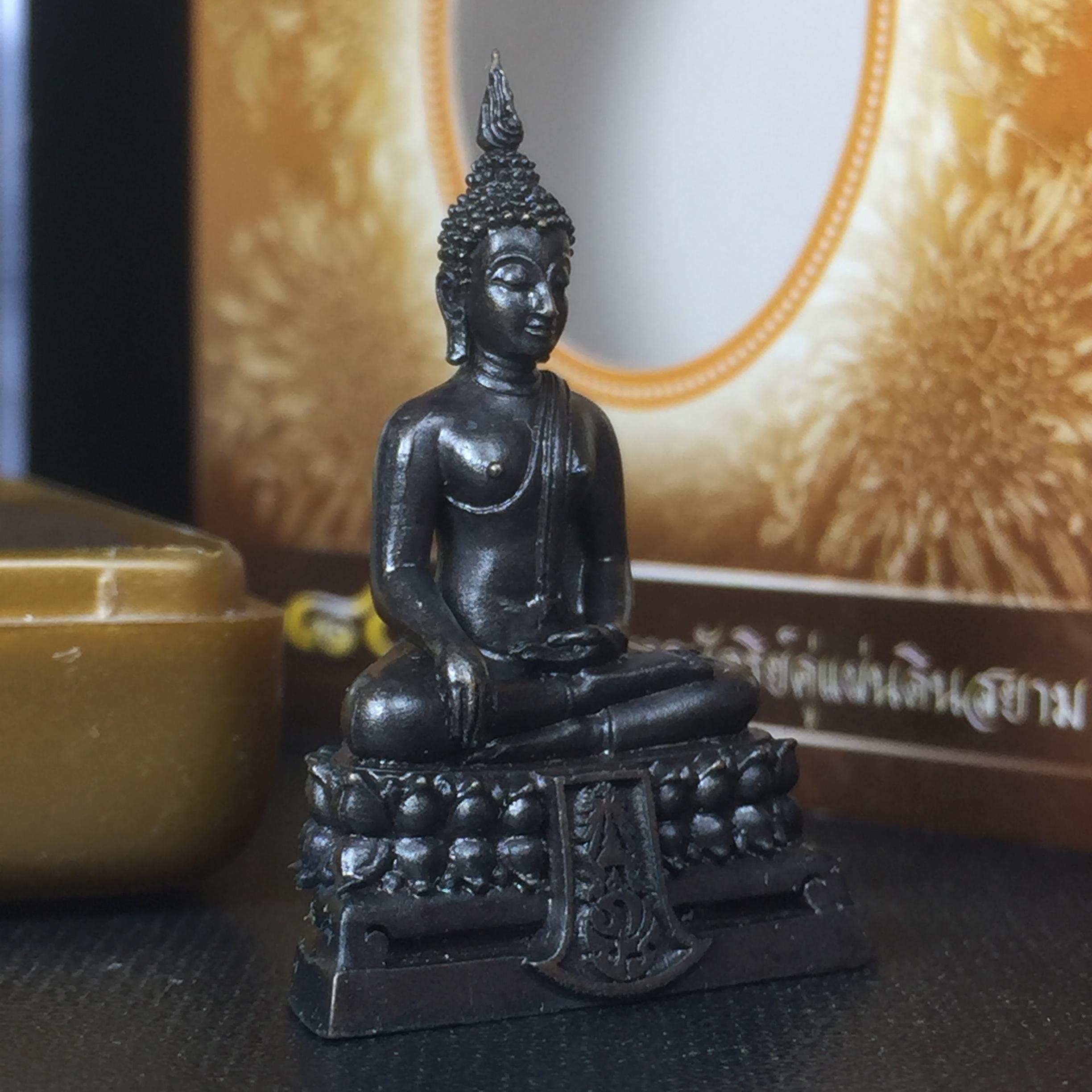 พระพุทธรูปคุ้มเกล้า ภปร. มหามงคล 80พรรษา “รุ่นเย็นศิระเพราะพระบริบาล 80พรรษา มหากษัตริย์คู่แผ่นดินสยาม” เนื้อนวโลหะรมดำ พิมพ์ใหญ่ ขนาด 18*35 มม.