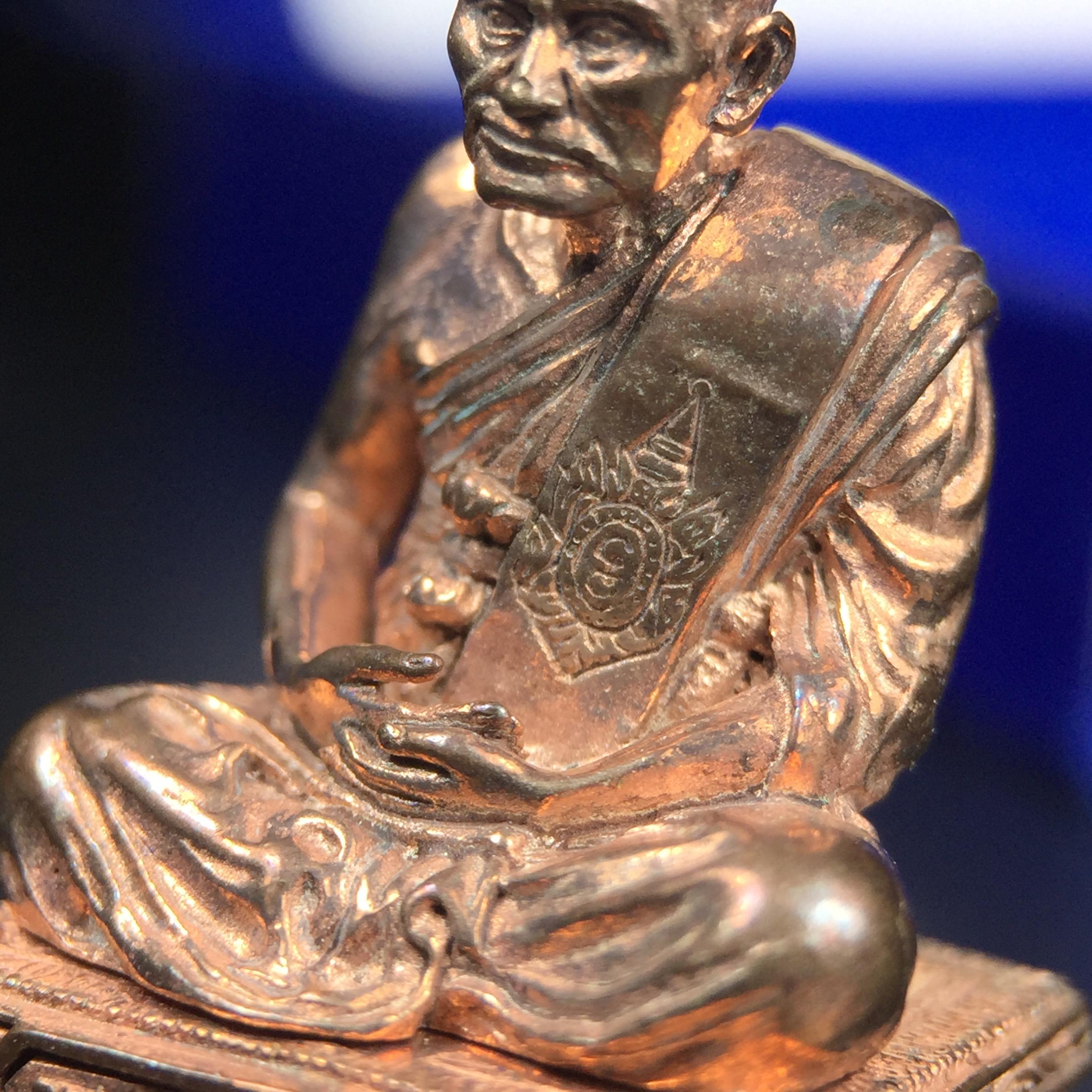 รูปหล่อหลวงพ่อเงิน วัดบางคลาน จ.พิจิตร พิมพ์หน้าเหมือนหลวงพ่อ "รุ่น 91 ปี กรมเสมียนตรา" กระทรวงกลาโหมจัดสร้างในปี 2543 พุทธาภิเษกใหญ่ 3 วัด 3พิธีวัดสุทัศน์ /วัดบางคลาน/วัดพระแก้ว เนื้อนวโลหะปัดเงา(แก่ทองคำ)พุทธศิลป์งดงามมากหายาก(ตอกโค๊ตหมาย ๖๐๘)