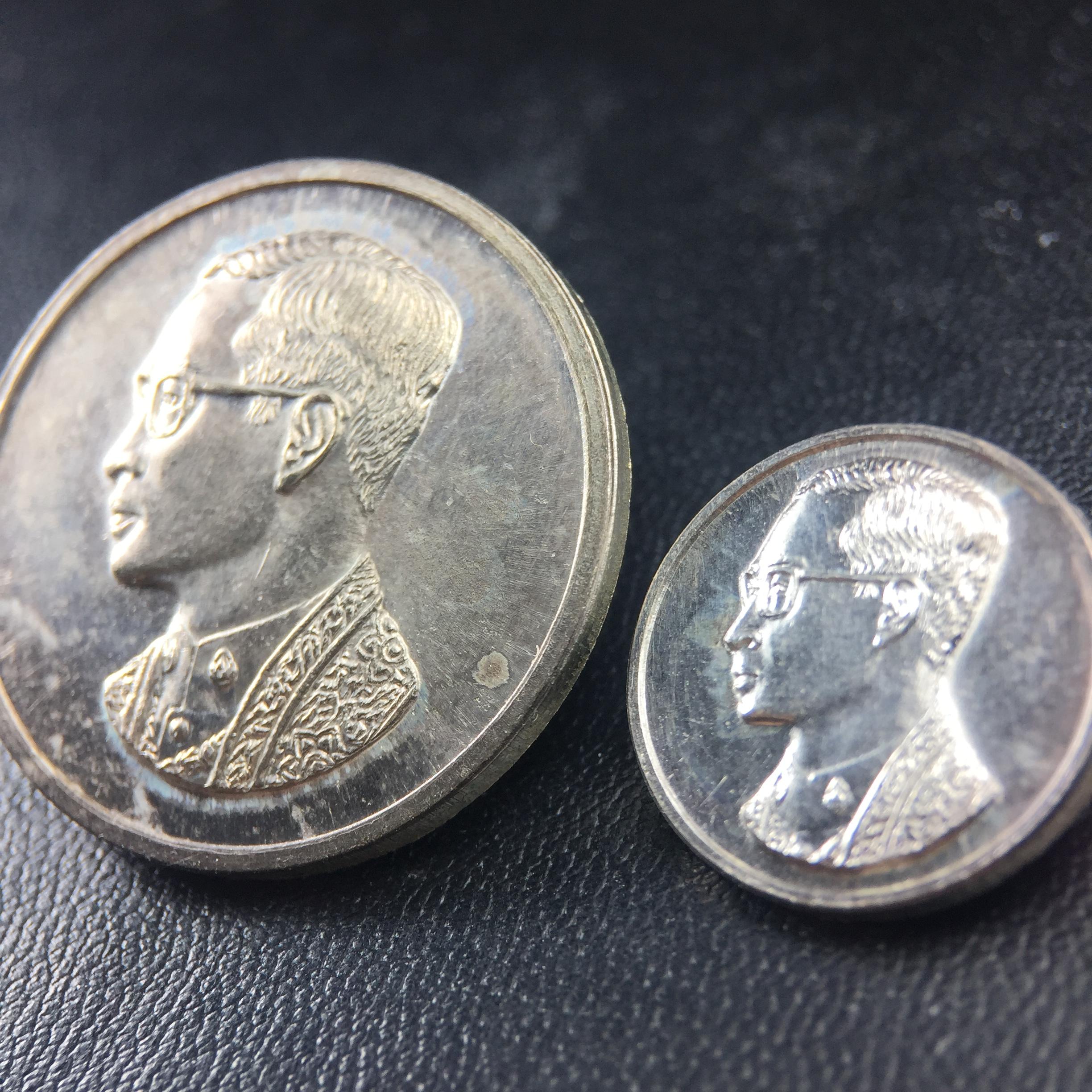 เหรียญพระบรมรูปคุ้มเกล้า รพ.ภูมิพล ปี2522 เนื้อเงิน พิมพ์ใหญ่+พิมพ์เล็ก(1ชุด รวม 2เหรียญ ครบชุดเนื้อเงินหายาก) คัดสภาพสวยเดิม(ในหลวงรัชกาลที่9 ทรงจุดไฟพระฤกษ์และเททอง พิธีใหญ่)ยอดนิยมหายาก