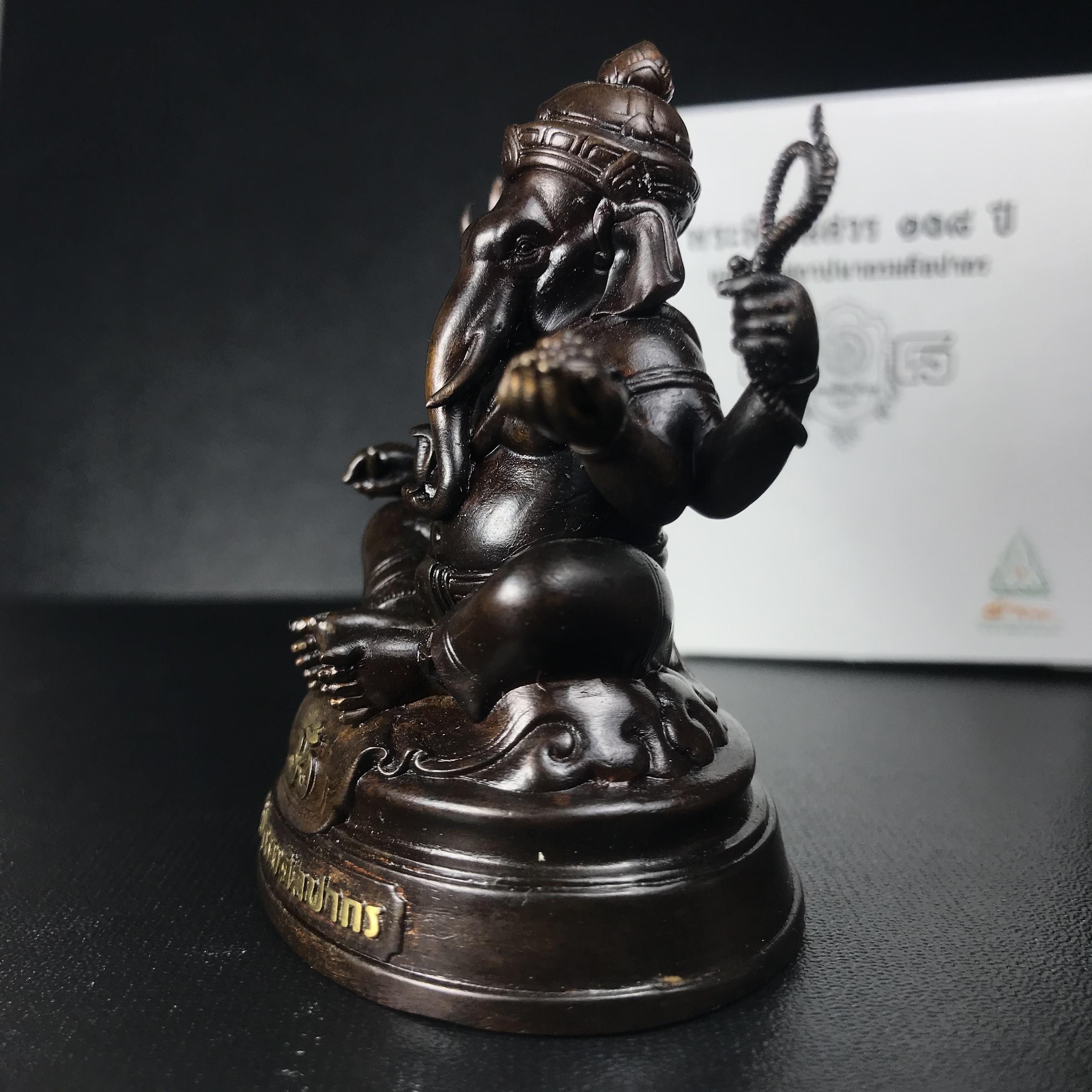 พระพิฆเนศวร รุ่น 108 แห่งการสถาปนากรมศิลปากร ปี 2562 ขนาดบูชาหน้าตัก 1.5 นิ้ว เนื้อทองเหลืองรมดำ (พิธีใหญ่ มวลสารดี)1 ใน 1999 องค์