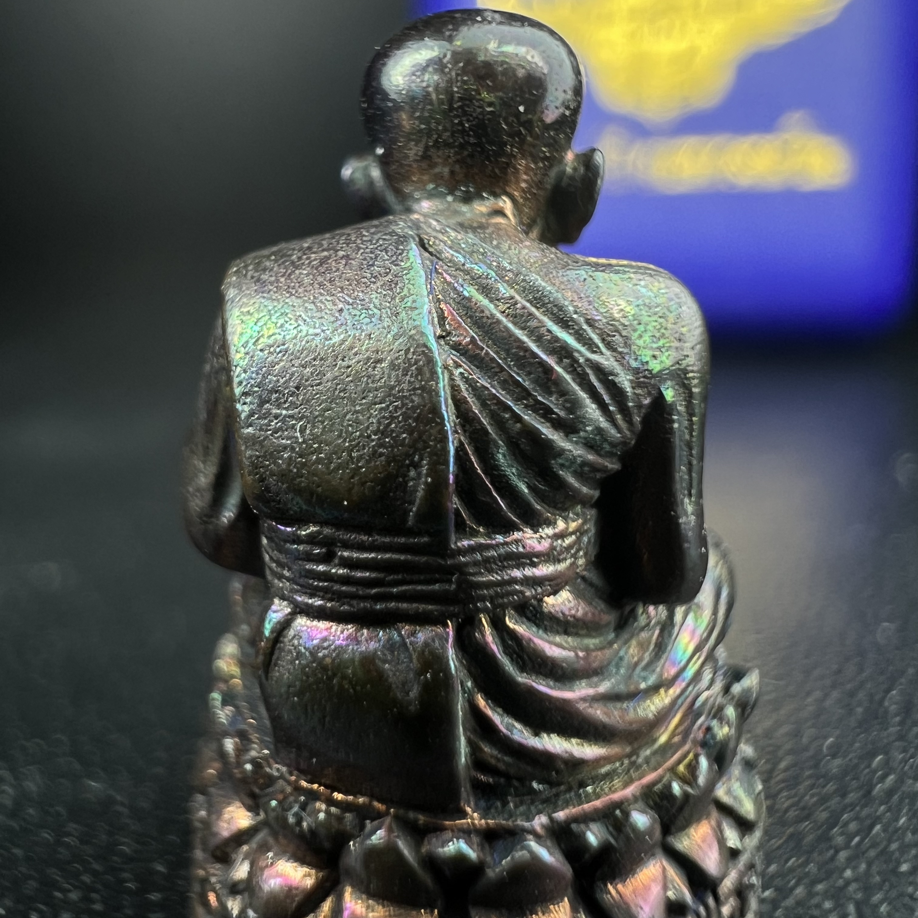 รูปเหมือนหล่อลอยองค์หลวงปู่ทวด รุ่น 111ปี กระทรวงกลาโหม เนื้อนวโลหะรมดำ-ปัดเงา ปี2540 พิธีใหญ่ เข้มขลัง นิยม พร้อมกล่องบรรจุเดิม(คัดสภาพสวยผิวเทพๆผิวรุ้งๆ)ทั้งพิธีทั้งพุทธศิลป์ทรงคุณค่าอีกหนึ่งรุ่นยอดนิยม