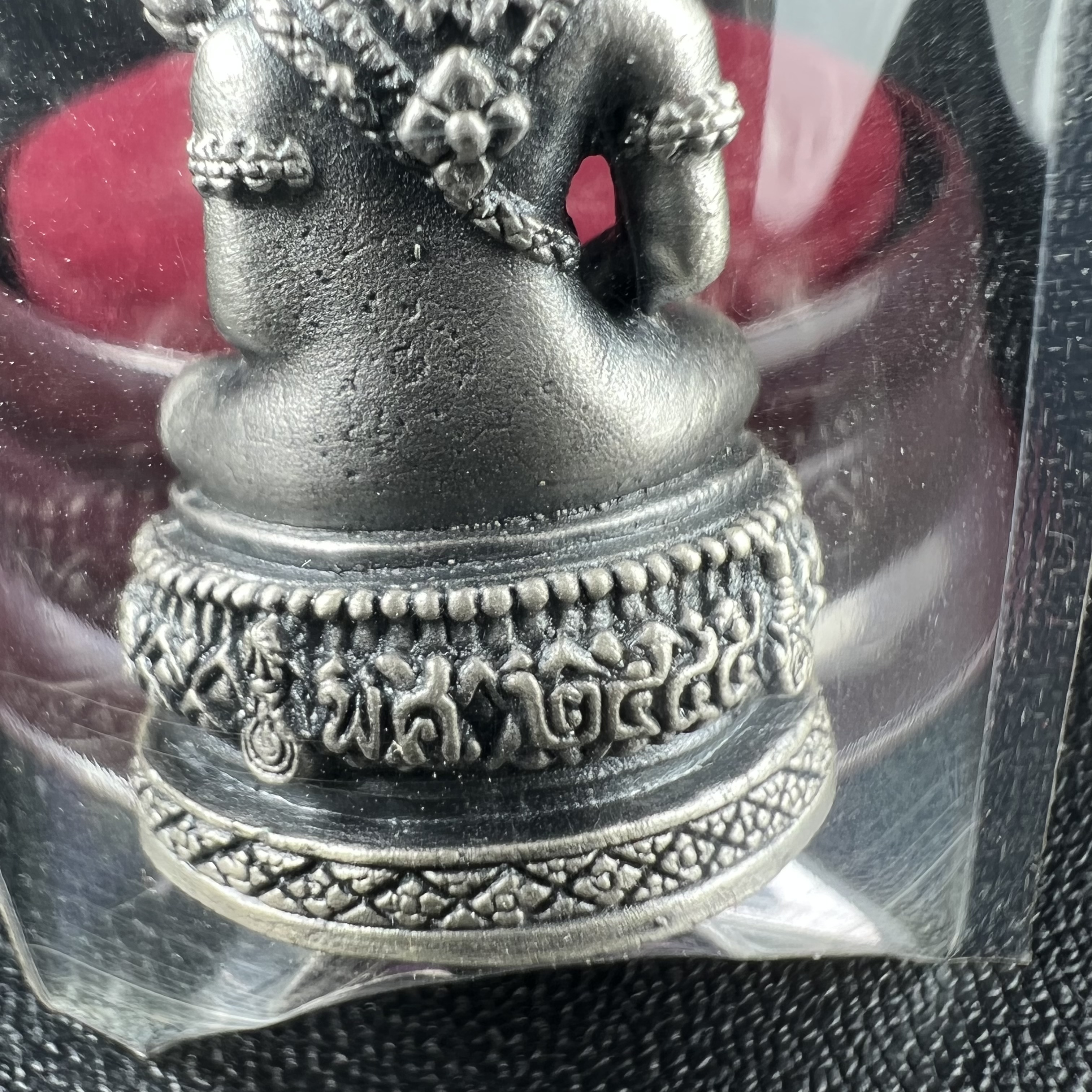 พระแก้วมรกต ภปร.(รุ่นแรก) ปี2545 รุ่นฉลองกรุงรัตนโกสินทร์ครบ 220 ปี พิมพ์ลอยองค์ใหญ่ เนื้ออัลปาก้า ชุบเงินลงดำ ขนาด 19*35 มม. พร้อมครอบตั้งโชว์เดิม องค์พระซีนซองเดิม สวยครบสมบูรณ์