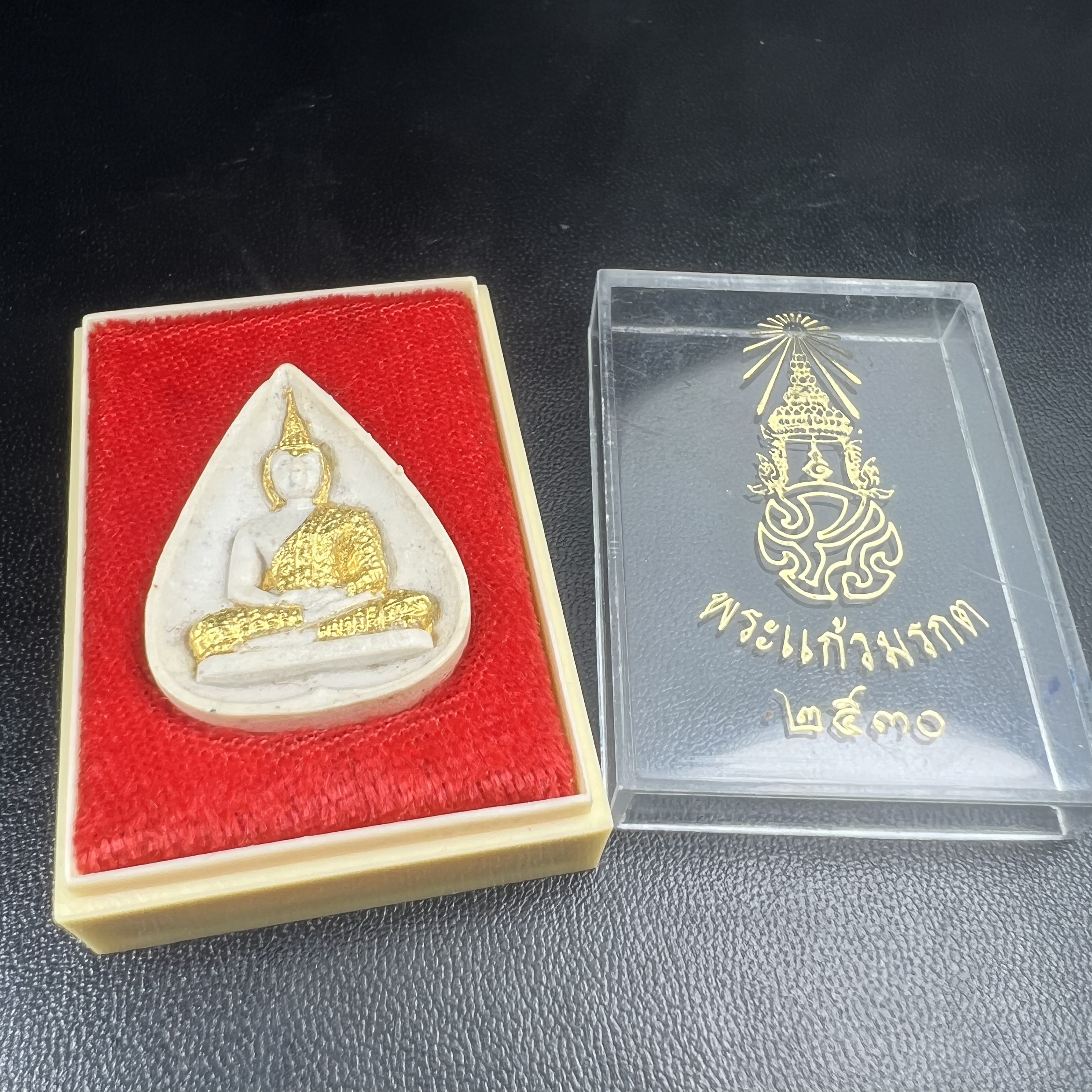 พระแก้วมรกต หลัง ภปร. เนื้อผง ปี2530 พระดี พิธีใหญ่ ประกอบพิธีพุทธาภิเษกพร้อมกับพิธีพระกริ่งปวเรศ ปี2530 วัดบวรนิเวศและวัดพระแก้ว(พิมพ์ฤดูฝนกล่องเดิมครบ)