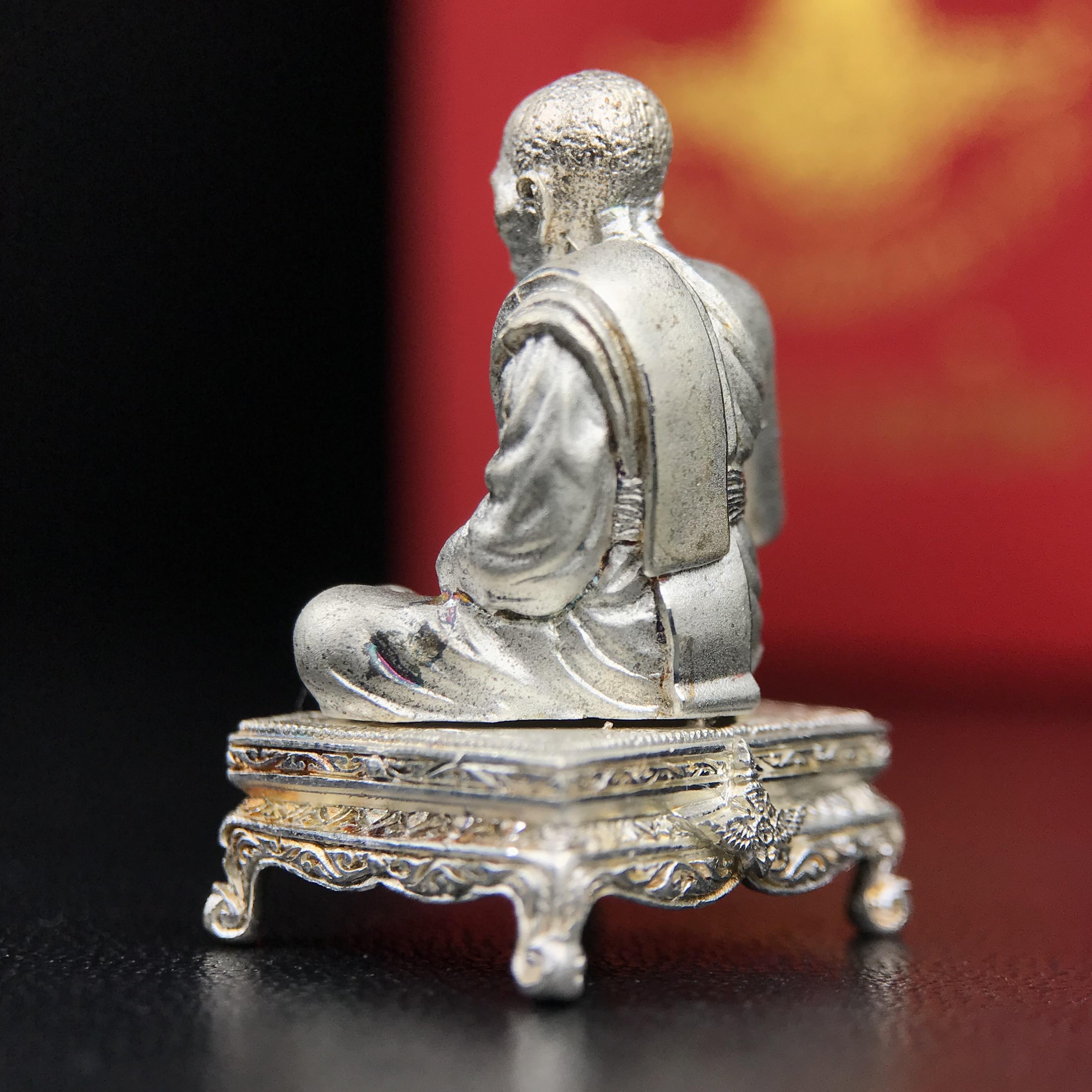 รูปหล่อหลวงพ่อเงิน วัดบางคลาน จ.พิจิตร พิมพ์หน้าเหมือนหลวงพ่อ "รุ่น 91 ปี กรมเสมียนตรา" กระทรวงกลาโหมจัดสร้างในปี 2543 พุทธาภิเษกใหญ่ 3 วัด 3พิธีวัดสุทัศน์ /วัดบางคลาน/วัดพระแก้ว เนื้อเงินปัดเงา(หายาก) พุทธศิลป์งดงามมากหายาก(ตอกโค๊ตหมาย ๑๖)