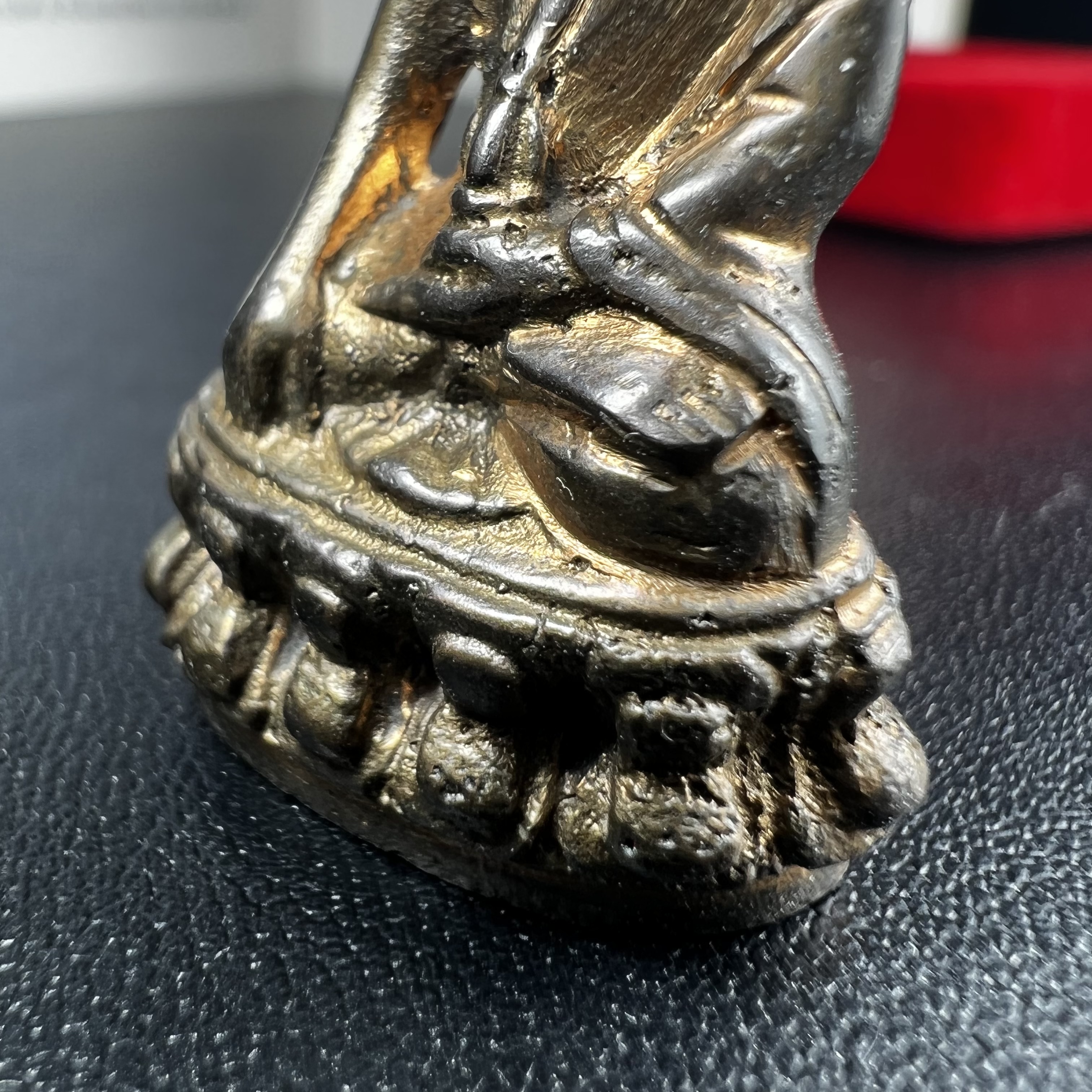 พระกริ่ง-พระชัยวัฒน์ ปวเรศ ปี2530 วัดบวรนิเวศราชวรวิหาร(องค์พระชัยวัฒน์เลี่ยมกรอบทองคำแท้)(ในหลวง ร.9 เสด็จเททอง)(บรรจุเส้นเกศาในหลวงรัชกาลที่9)พร้อมสูจิบัตรเดิมตอนจัดสร้าง(สภาพสวยครบสมบูรณ์) (องค์หน้าใหญ่)(องค์ทองทบ)แบบพิมพ์นิยมหายาก