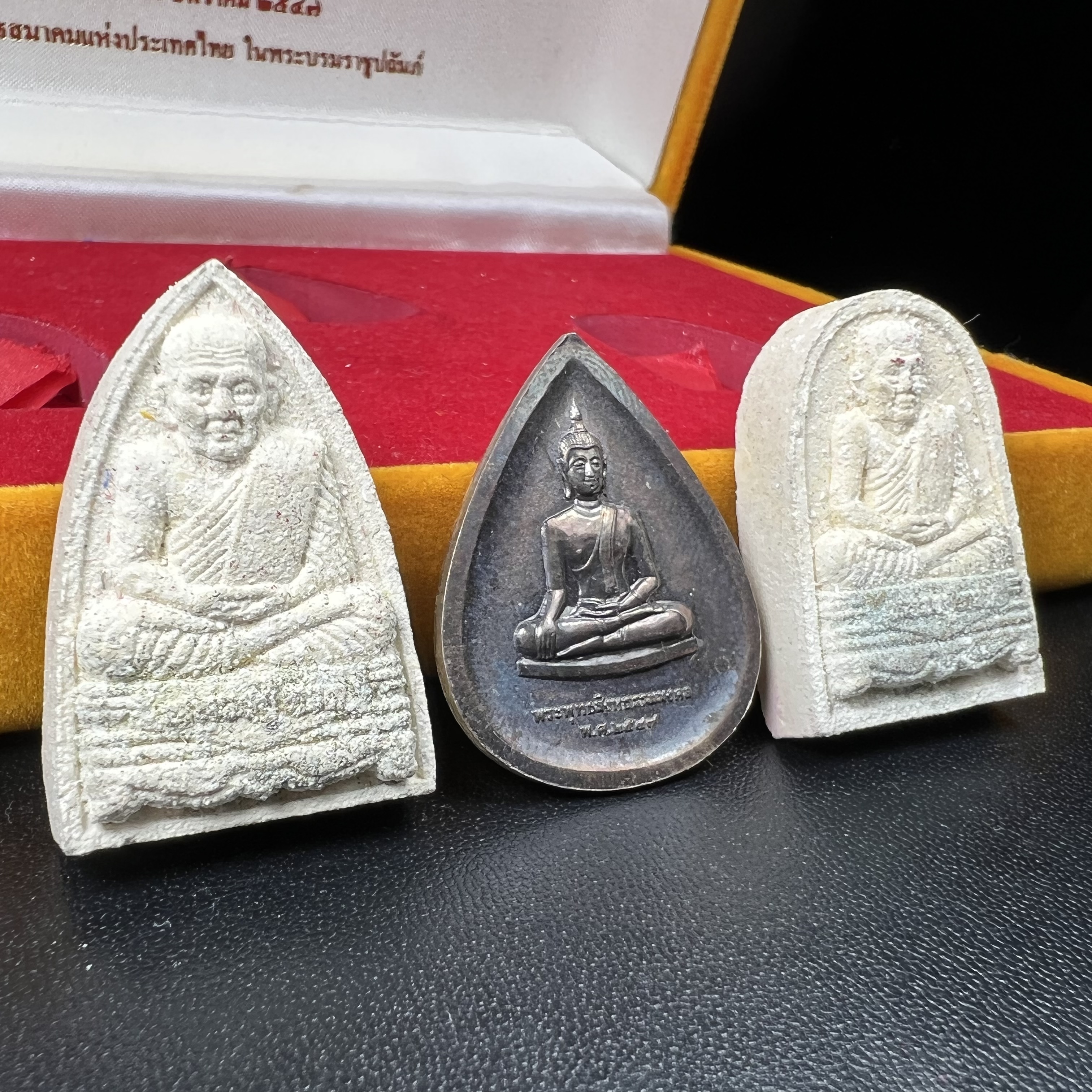 พระหลวงปู่ทวด ภปร.ปี2547 (เนื้อพิเศษกรรมการ)ทรงกลีบบัวและทรงกลีบขนุน เนื้อผงสมเด็จฯ(โรยผงตะไบ ชนวนเก่า) พร้อมเหรียญพระพุทธสิหธรรมมงคล ภปร. ทรงหยดน้ำ เนื้อเงินแท้ กล่องบรรจุเดิมครบ(1ชุด 3 องค์)(หายาก)