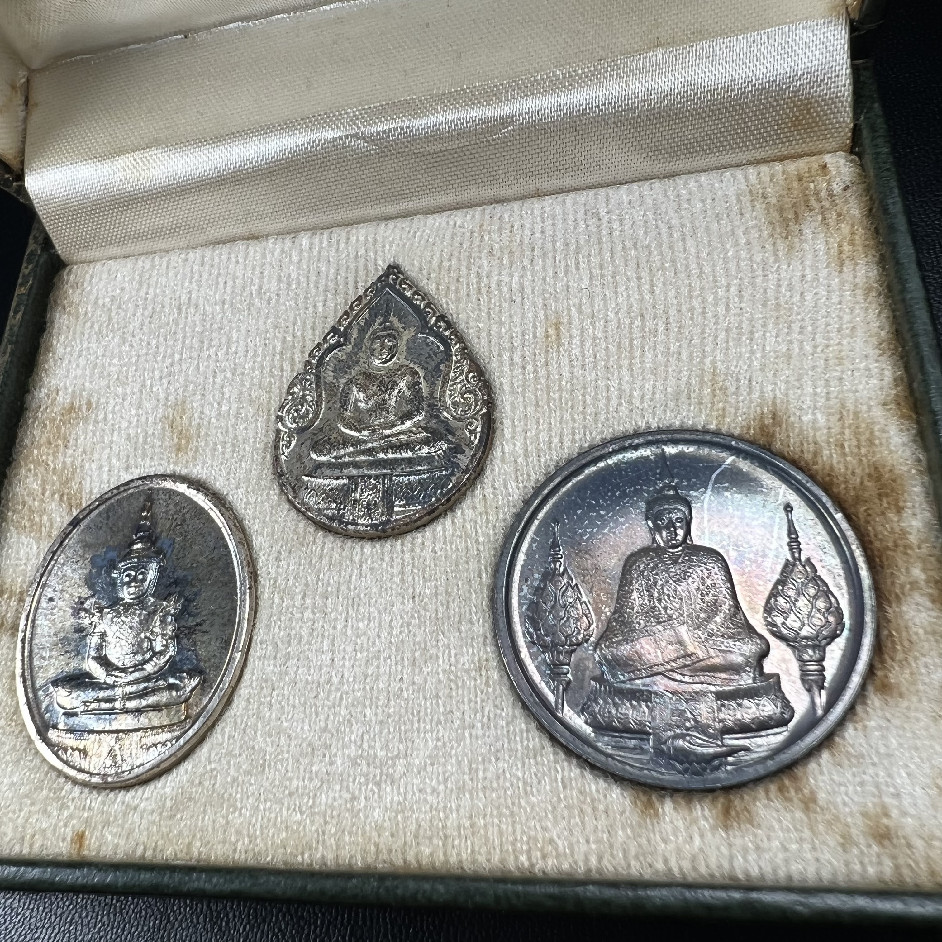 เหรียญพระแก้วมรกตหลัง ภปร. ฉลองกรุงรัตนโกสินทร์ครบ 200 ปี พ.ศ.2525 เนื้อเงิน(ผิวเดิม สวย)กล่องบรรจุเดิมครบ3พิมพ์(บล็อกพระราชศรัธา)(ในหลวงรัชกาลที่9 เสด็จในพิธี)ชอบเก็บแบบผิวเดิมๆชุดนี้เลยแนะนำ ผิวเดิมสวยมาก เสน่ห์พระเนื้อเงิน