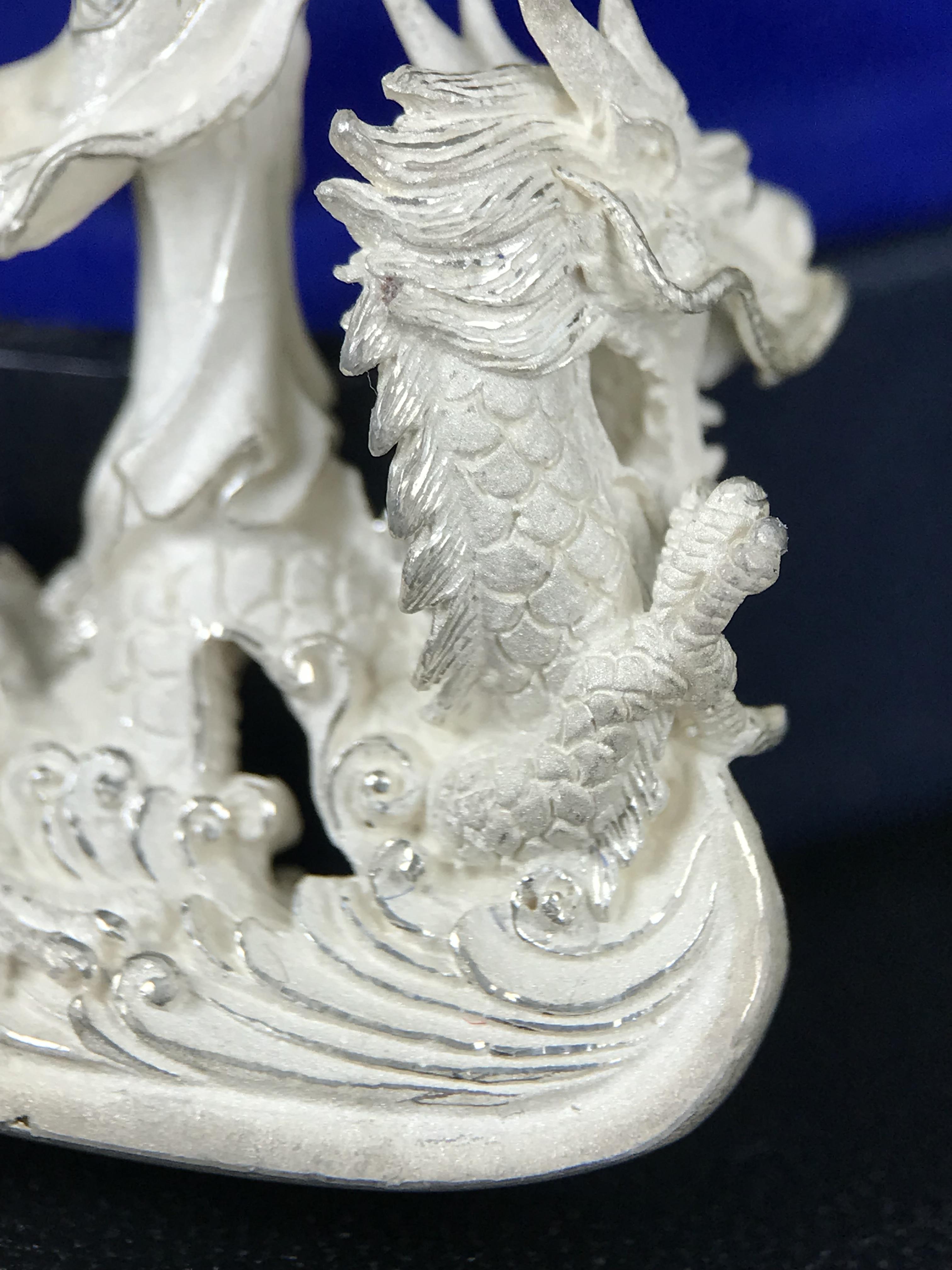 รูปหล่อลอยองค์พระโพธิสัตว์กวนอิม ทรงประทับมังกร จ.ระนอง เนื้อเงินพ่นทรายขัดเงาบางส่วน พิมพ์ใหญ่(สภาพผิว สวยงดงาม ทรงคุณค่า) เฉลิมฉลองในวโรกาสที่พระบาทสมเด็จพระเจ้าอยู่หัวทรงครองสิริราชสมบัติครบ 50 ปี จ.ระนอง พ.ศ.2539