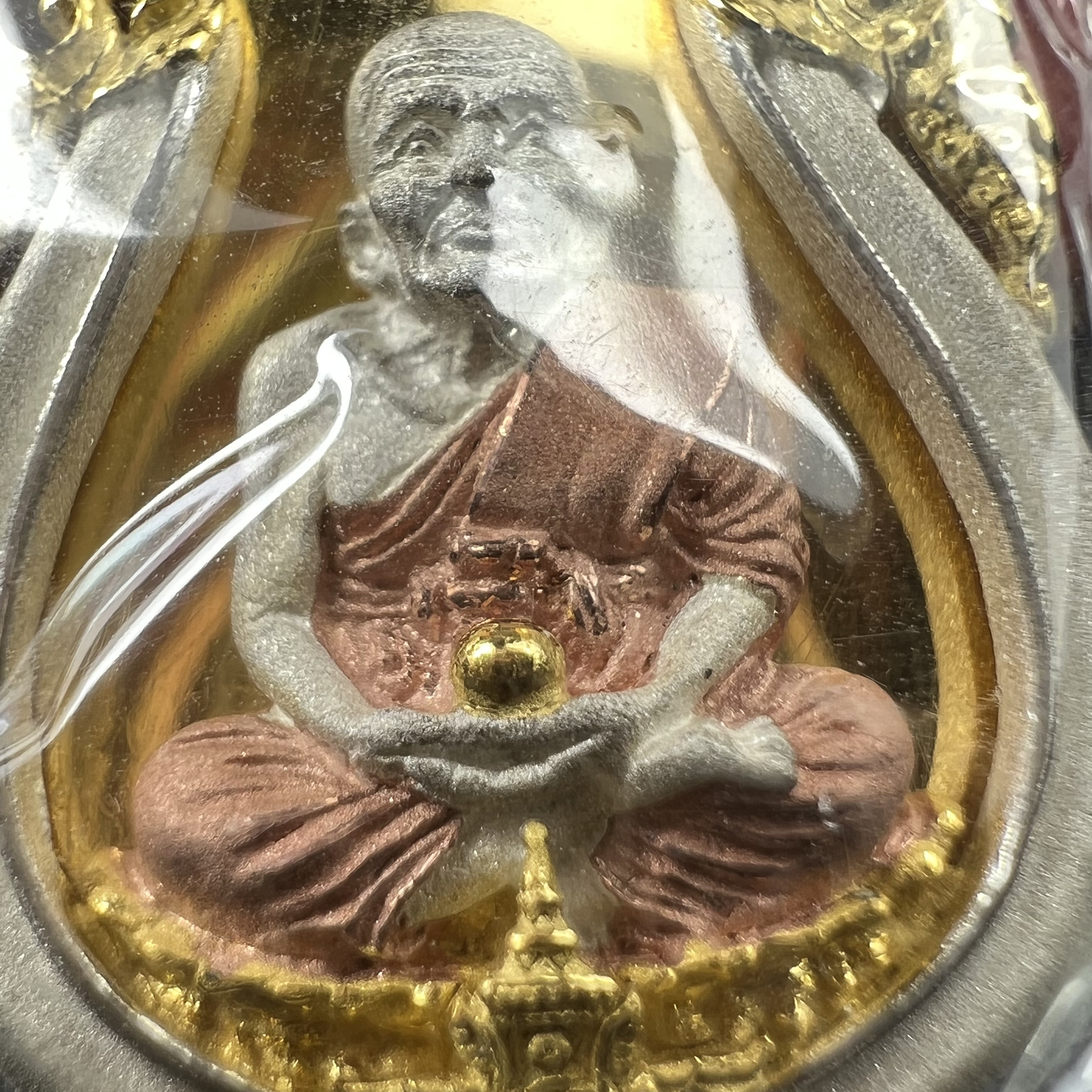 หลวงพ่อทวดเหยียบน้ำทะเลจืด รุ่นครบรอบกระทรวงกลาโหม 115 ปี พิธีปลุกเสก ณ มหาเจดีย์วัดพะโค๊ะ และบนเรือรบหลวงกองเรือยุทธการภาคที่ 2 กลางทะเล จังหวัดสงขลา ปี2545 เหรียญทรงเสมาเนื้อเงินสามกษัตริย์(ฉากพื้นหลังผิวกระจก) ตอกโค๊ตและหมายเลข ซีนซองเดิมกล่องบรรจุเดิม