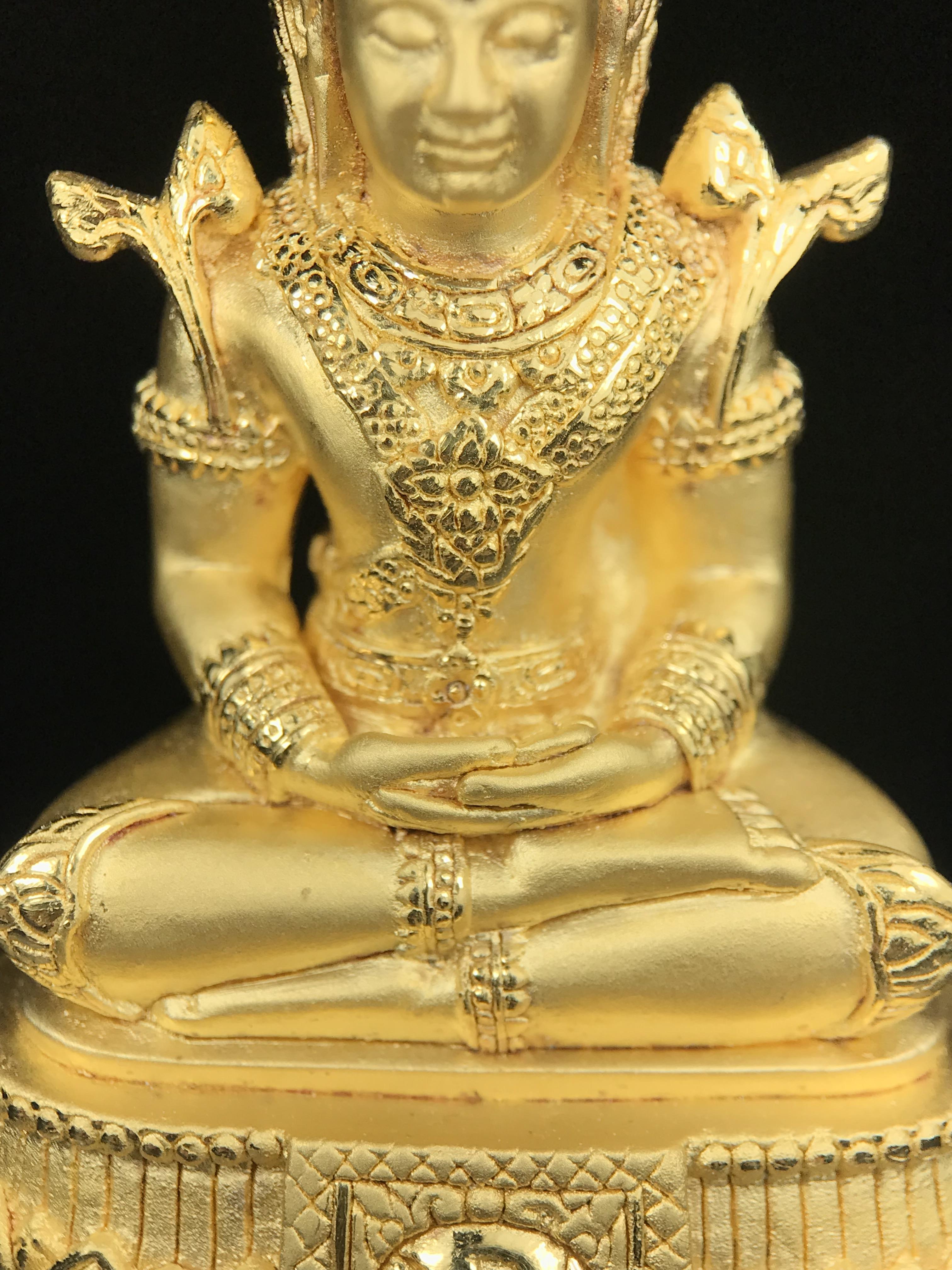 พระแก้วมรกต ภปร.(รุ่นแรก)ปี2545 รุ่นฉลองกรุงรัตนโกสินทร์ครบ 220 ปี หล่อลอยองค์ เนื้อทองคำบริสุทธิ์99.99% ขนาดบูชา 50*90 มม.(องค์หมายเลข ๗๘๙)(เลขมังกร 789 พลังแห่งความ มั่งคั่ง ร่ำรวย อำนาจ บารมี)สุดยอดมงคลแผ่นดินที่ควรเก็บรักษา บูชาเป็นมงคลชีวิต(หายากมาก)