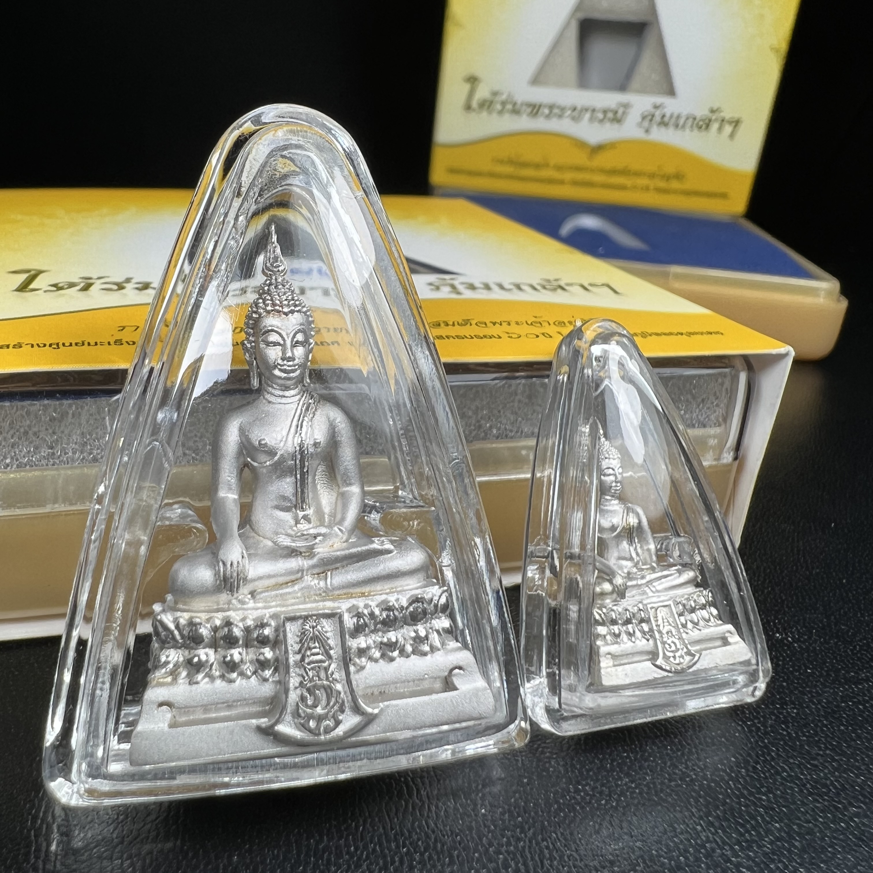 พระพุทธรูปคุ้มเกล้าฯ ภปร.(ใต้ร่มพระบารมี คุ้มเกล้า) 60ปี รพ.ภูมิพลฯ พ.ศ.2552 เนื้อเงิน ชุบทองคำขาว(ลอยองค์พิมพ์ ใหญ่+เล็ก)(1ชุด 2 พิมพ์ ครบทุกแบบที่จัดสร้าง)1 ใน 5000 ชุด ครบชุดหายาก