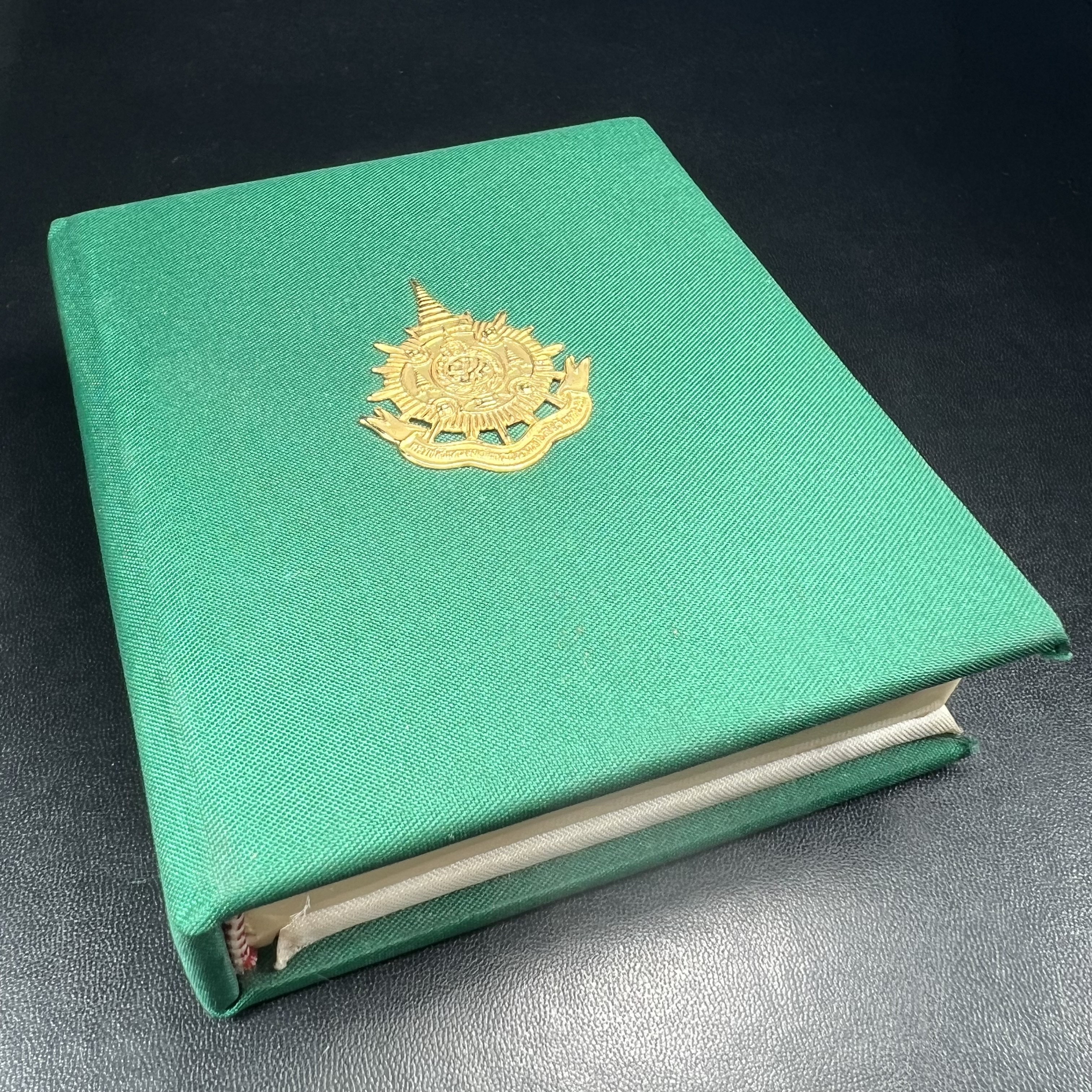 พระพุทธชินราช ภปร. ในวโรกาสพระราชพิธีมหามงคล เฉลิมพระชนมายุ6รอบ 5ธันวาคม2542 มูลนิธิพิทักษ์ดวงตาประชาชน จัดสร้าง เนื้อเงินบริสุทธิ์ 99.9% แบบสามกษัตริย์ขัดเงาบางส่วน พิมพ์กลาง ขนาดสูง 2.4 ซม. พร้อมกล่องบรรจุเดิม