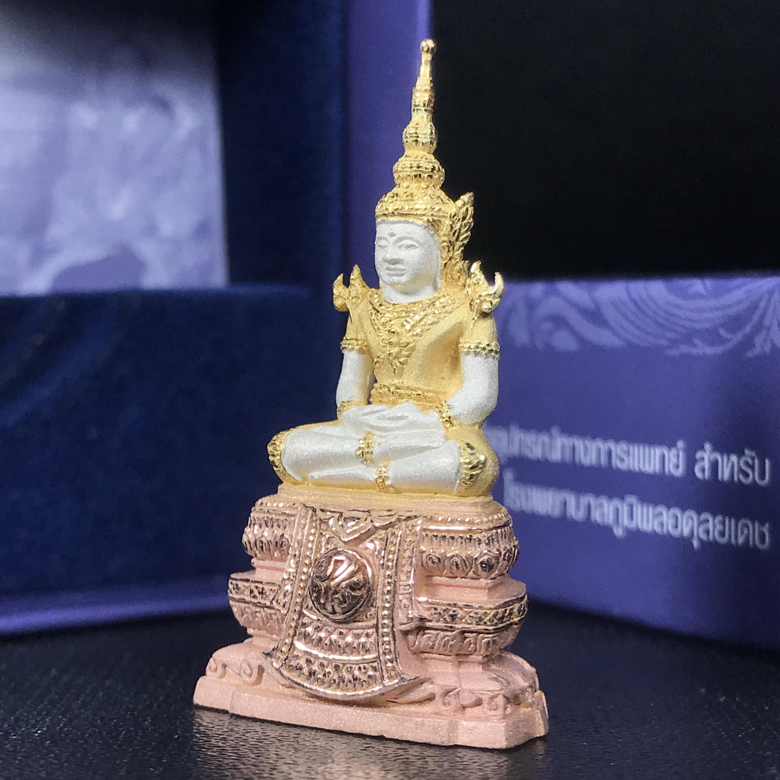 พระแก้วมรกต ภปร. ปี2547 จัดสร้างโดย รพ.ภูมิพลฯ เนื้อเงิน (3 กษัตริย์)ลอยองค์ หน้าตัก 1/2 นิ้ว (สภาพสวย กล่องบรรจุเดิมครบสมบูรณ์) (1ใน3000องค์)องค์หมายเลขมหามงคล 999 (ตองเก้า)เจริญเก้าหน้าในทุกด้าน