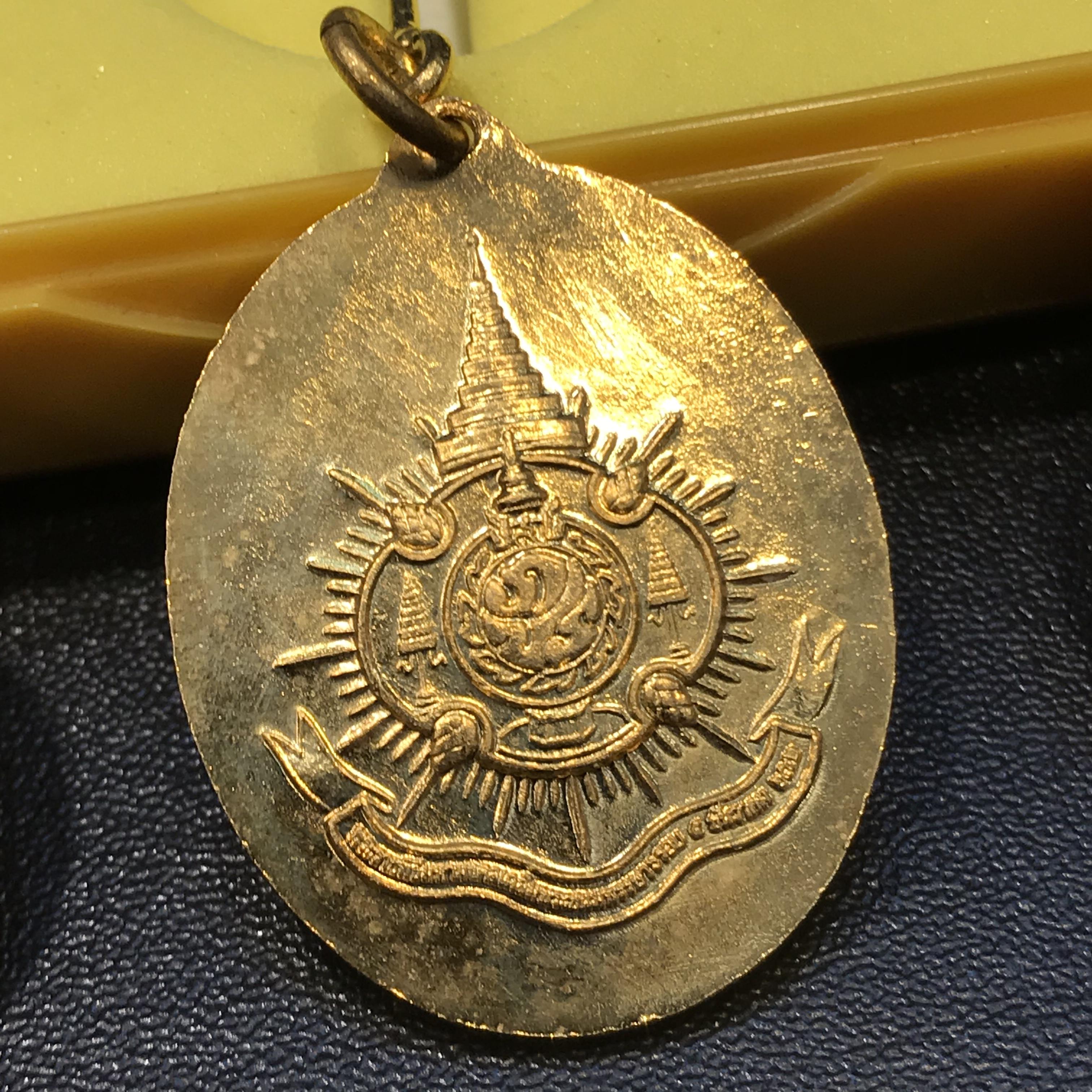 เหรียญในหลวงทรงกล้อง สำนักนายกรัฐมนตรีจัดสร้าง ครบชุด 3 เหรียญ พร้อมเข็มที่ระลึก พ.ศ.2542 กล่องเดิม