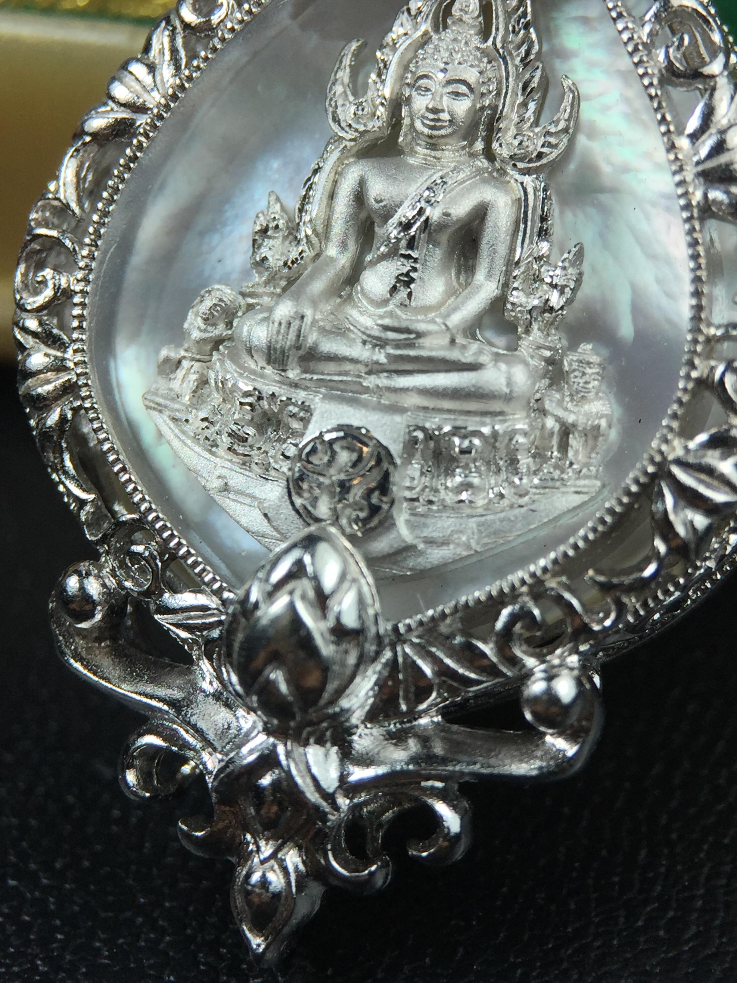 พระพุทธชินราช(จำลอง) ภปร. 84 พรรษา ทรงหยดน้ำ เนื้อเงินชุบทองคำขาว ขนาด 20*36 มม. (พระราชทานมวลสาร จิตรลดาและเส้นพระเจ้า(เส้นผม)รัชกาลที่9)พุทธศิลป์ทรงคุณค่าอีกหนึ่งรุ่นยอดนิยม งดงาม ทรงคุณค่า หายาก