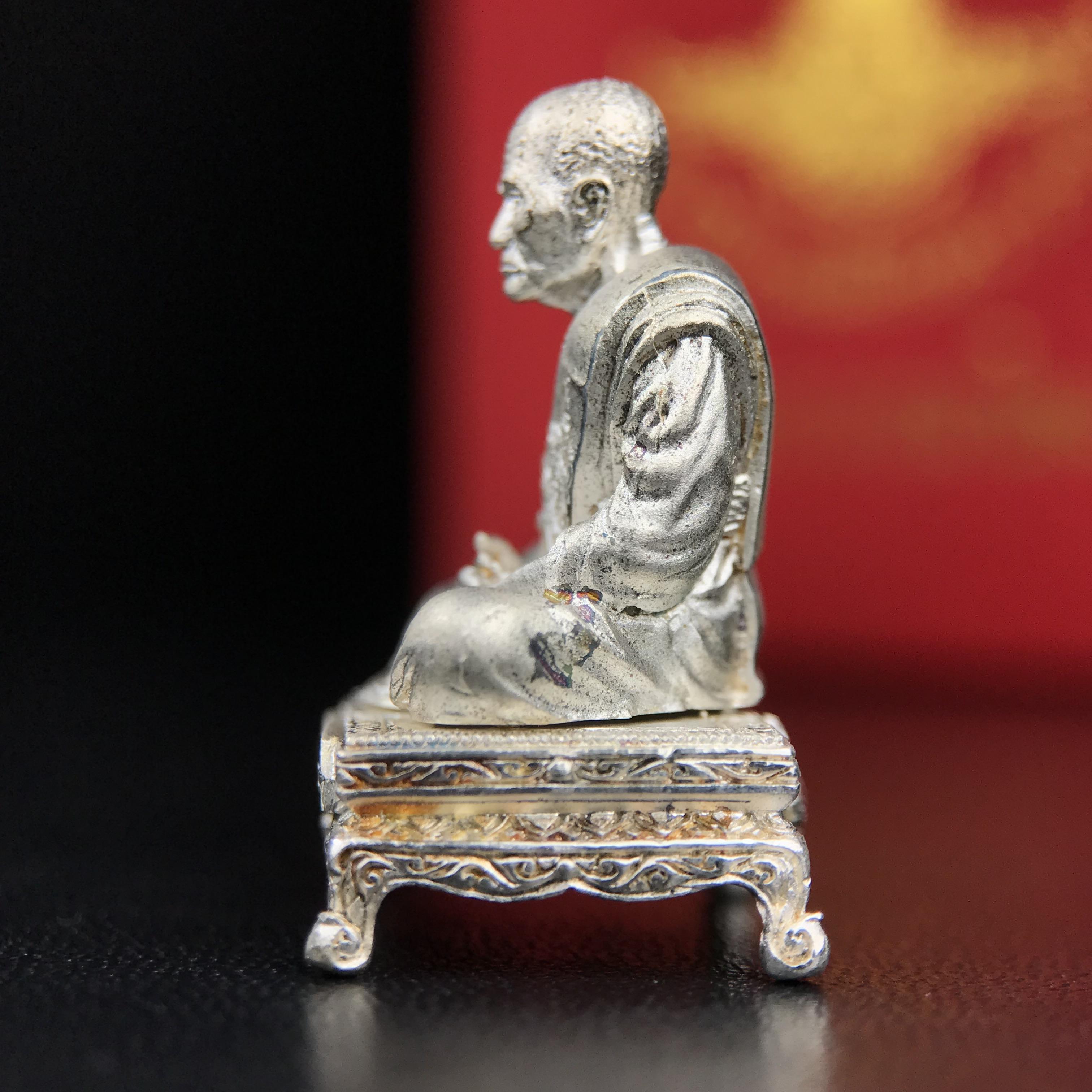 รูปหล่อหลวงพ่อเงิน วัดบางคลาน จ.พิจิตร พิมพ์หน้าเหมือนหลวงพ่อ "รุ่น 91 ปี กรมเสมียนตรา" กระทรวงกลาโหมจัดสร้างในปี 2543 พุทธาภิเษกใหญ่ 3 วัด 3พิธีวัดสุทัศน์ /วัดบางคลาน/วัดพระแก้ว เนื้อเงินปัดเงา(หายาก) พุทธศิลป์งดงามมากหายาก(ตอกโค๊ตหมาย ๑๖)