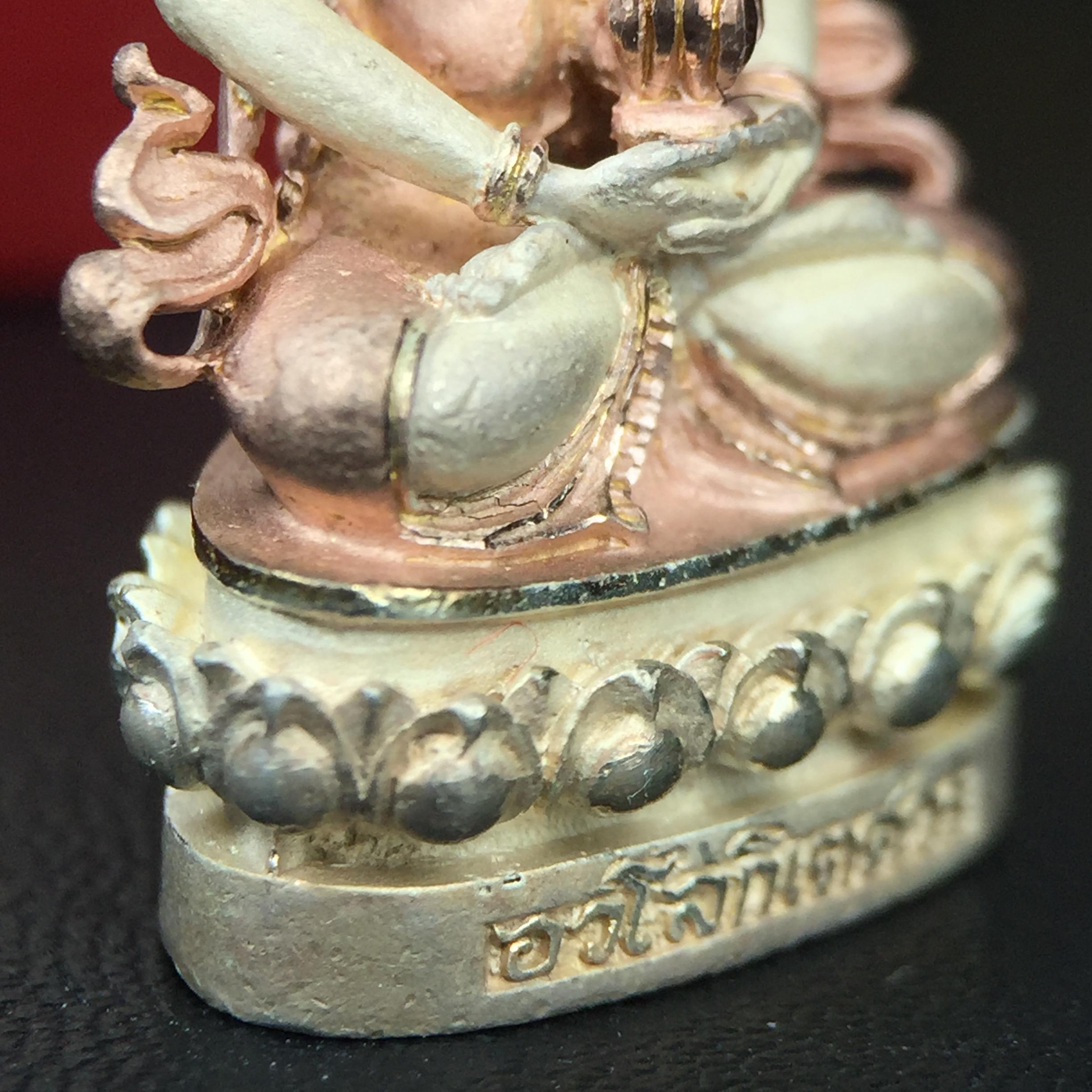 พระกริ่งอวโลกิเตศวร ( เจ้าแม่กวนอิม ) วัดโพธิ์แมนคุณาราม เนื้อเงิน 3 กษัตริย์ พ่นทราย รุ่นอุดมโภคทรัพย์ พ.ศ.2539(พร้อมกล่องบรรจุการ์ดใบรับรองเดิมครบ) (อีกหนึ่งรุ่นยอดนิยม พุทธศิลป์สวยงดงาม)