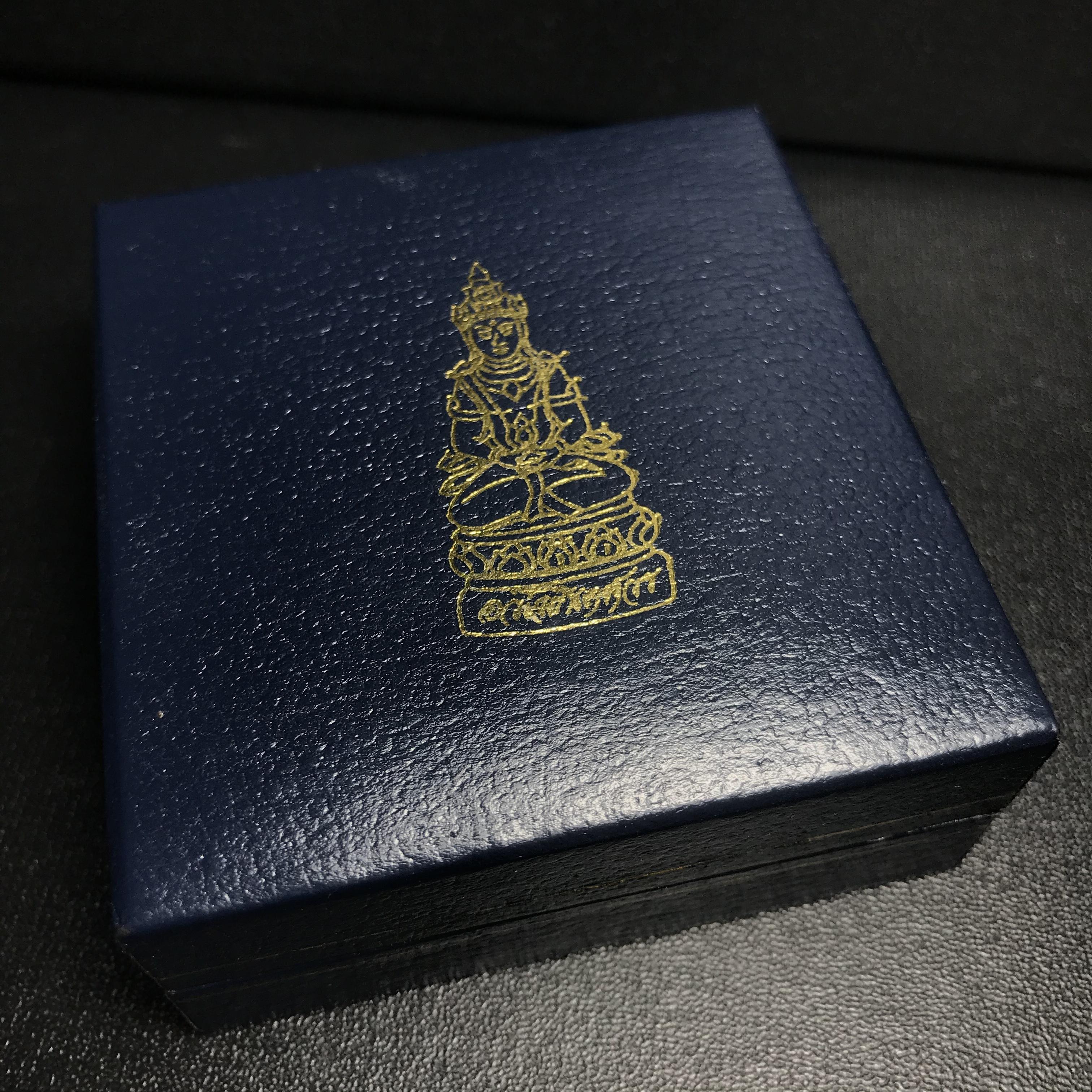 พระกริ่งอวโลกิเตศวร ( เจ้าแม่กวนอิม ) วัดโพธิ์แมนคุณาราม เนื้อเงิน 3 กษัตริย์ พ่นทราย รุ่นอุดมโภคทรัพย์ พ.ศ.2539(อีกหนึ่งรุ่นยอดนิยม พุทธศิลป์สวยงดงาม)