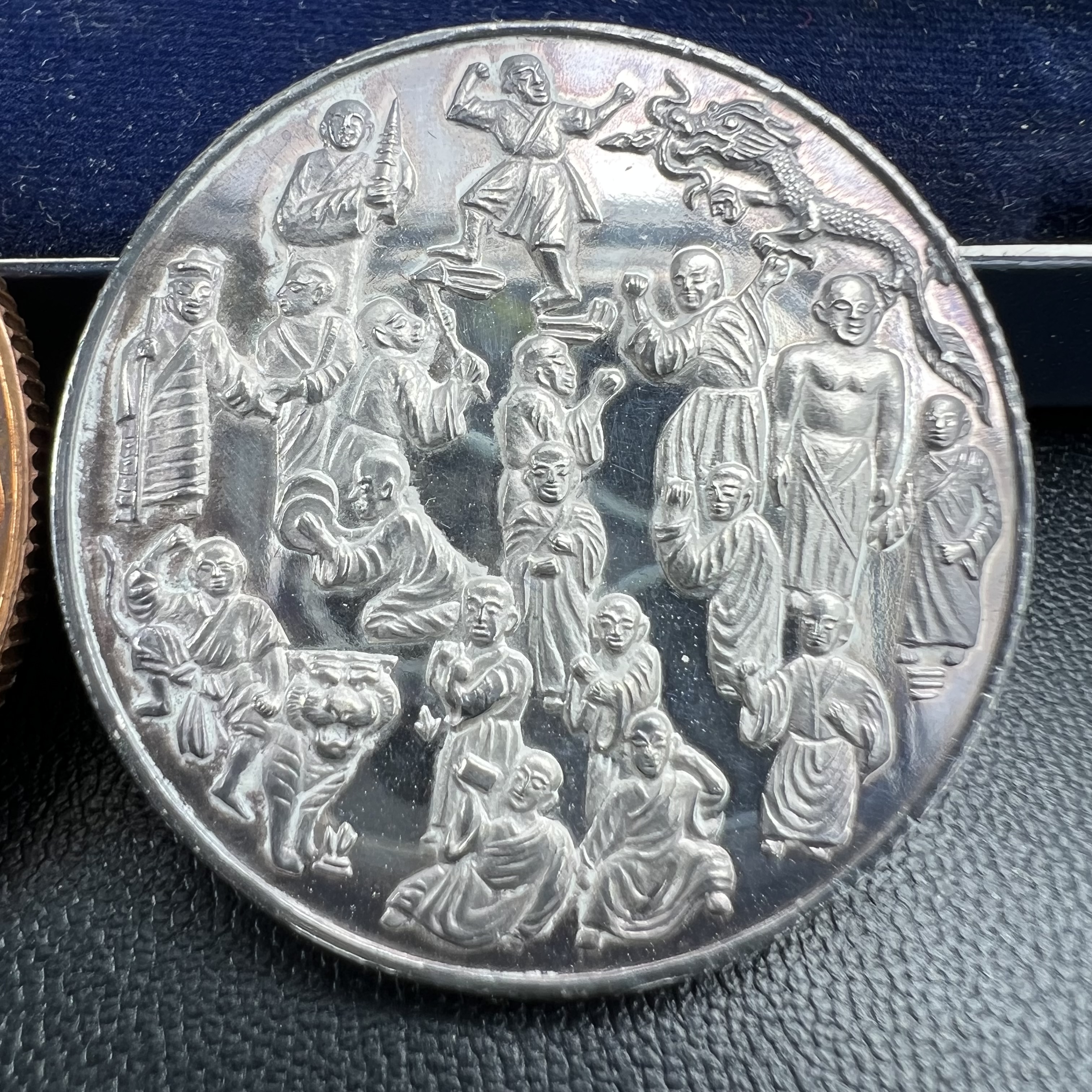 เหรียญจับโป้ยล่อหั่น 18 อรหันต์(18 เซียน)รุ่นกาญจนาภิเษก ปี2539 พิธีพุทธาภิเษก ณ วัดบวรนิเวศวิหาร ขนาด3.2ซม. ชุดเนื้อเงินและเนื้อทองแดงขัดเงา ขอบเหรียญแบบสตางค์ หลังตราสัญลักษณ์ปีกาญจนาภิเษก พร้อมกล่องบรรจุเดิมครบ สุดยอดสิริมงคล โชคลาภค้าขาย สารพัดกันภัย