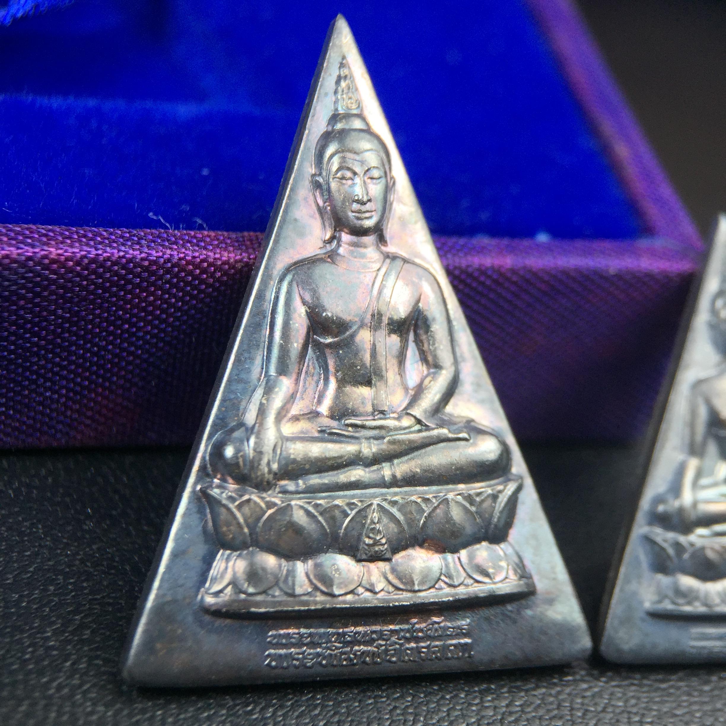 พระพุทธนวราชบพิตร พระพิมพ์จิตรลดา โครงการหลวง ปี2539 (พิมพ์ใหญ่+พิมพ์เล็ก) เนื้อเงินผิวเดิมขึ้นสีรุ่ง สวย แบบนิยมพร้อมกล่องบรรจุเดิม พิธีใหญ่ ปลุกเสกวัดพระแก้ว(1ชุด 2 องค์)