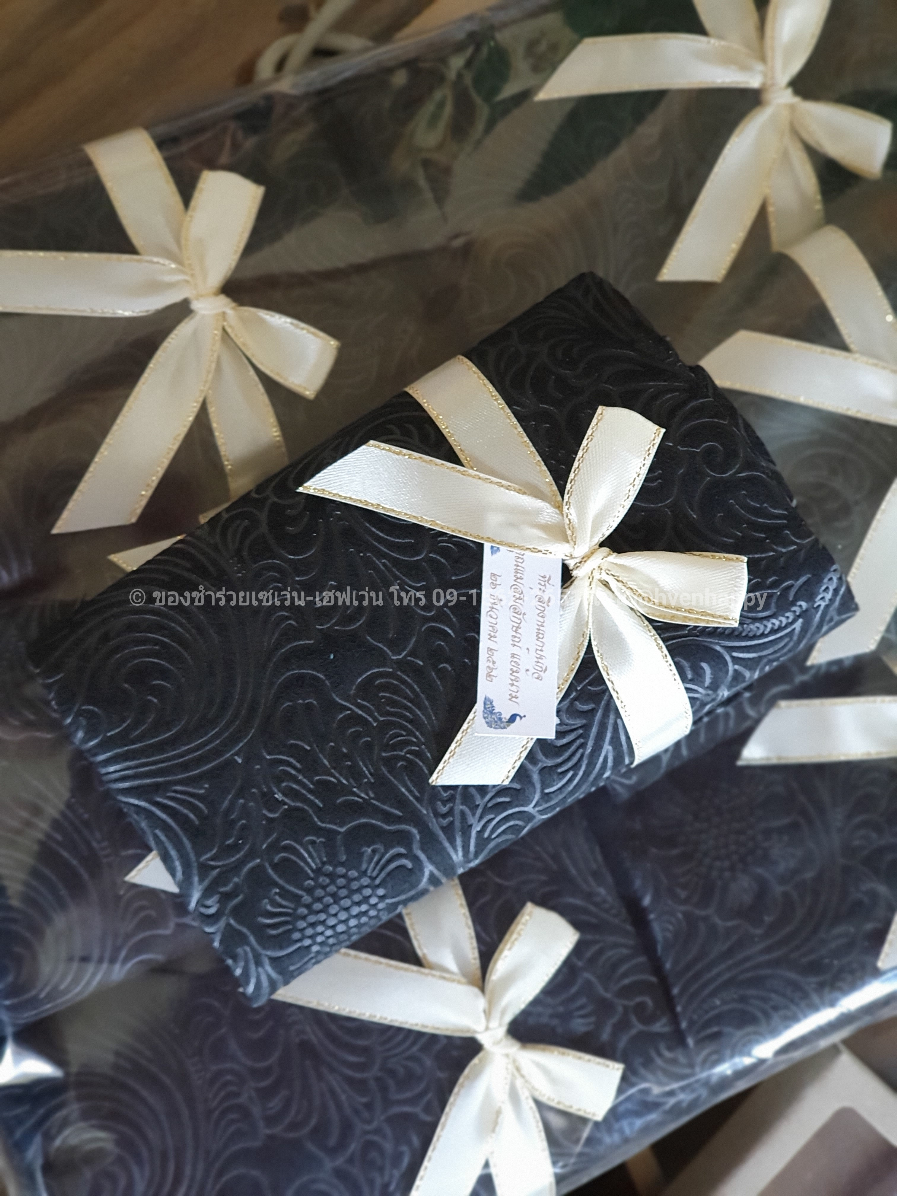 ของชำร่วยงานศพ กระเป๋าผ้าสปันบอนด์สีดำ อัดลายดอกไม้ในตัว