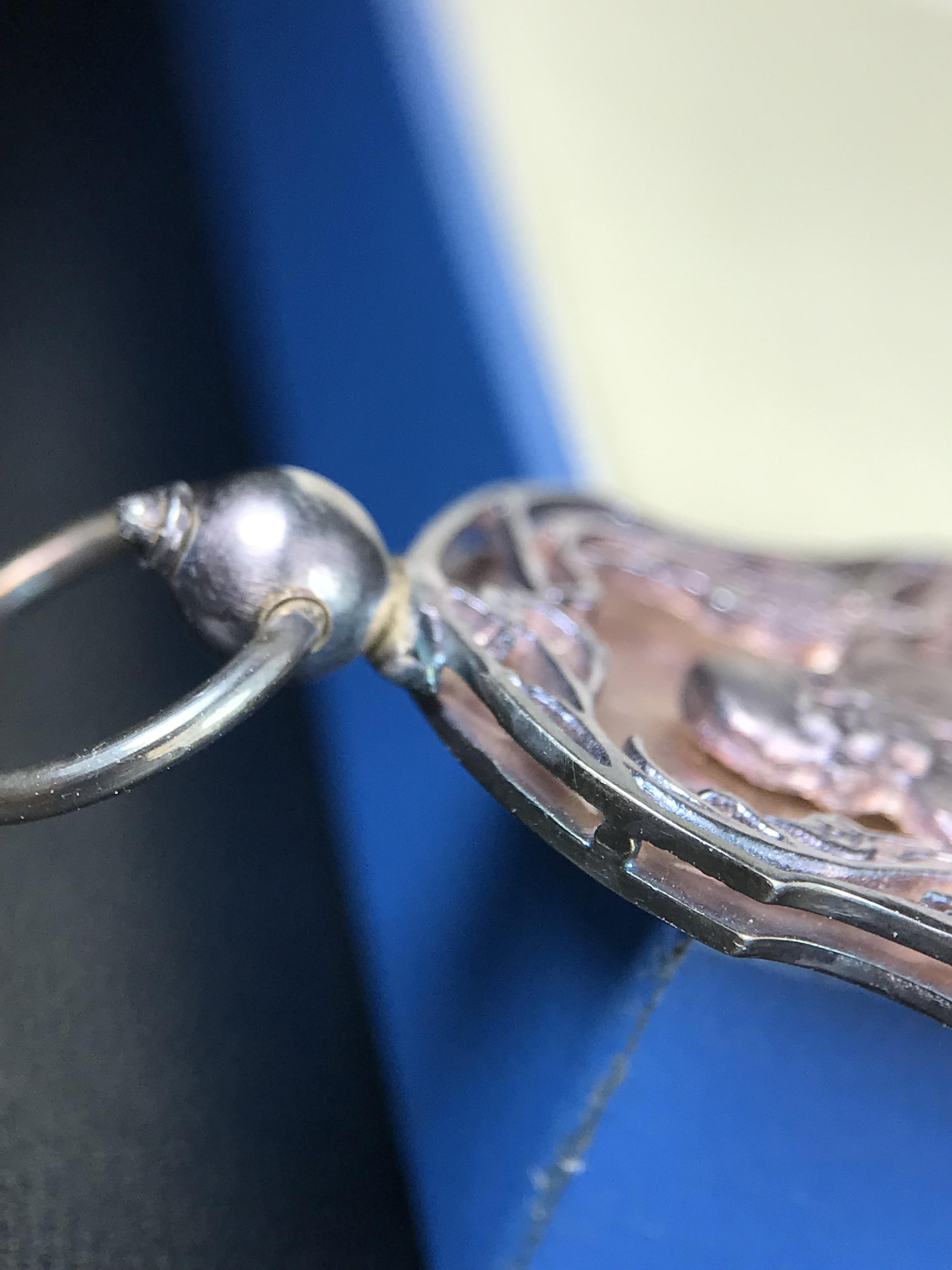 เหรียญหลวงปู่ทวด พระนามาภิไธย สก. แบบงานฉลุโบราณ(HAND MADE) ปี 2544 เนื้อเงิน(ผิวเดิมขึ้นสีรุ้งออกม่วงธรรมชาติสวยมาก) พิธีปลุกเสก ณ อุโบสถวัดช้างให้ และ พิธีมังคลาภิเษก ณ พระอุโบสถ วัดพระศรีรัตนศาสดาราม(วัดพระแก้ว) (1 ใน 2000 เหรียญ)พบเจอน้อยหายากมาก