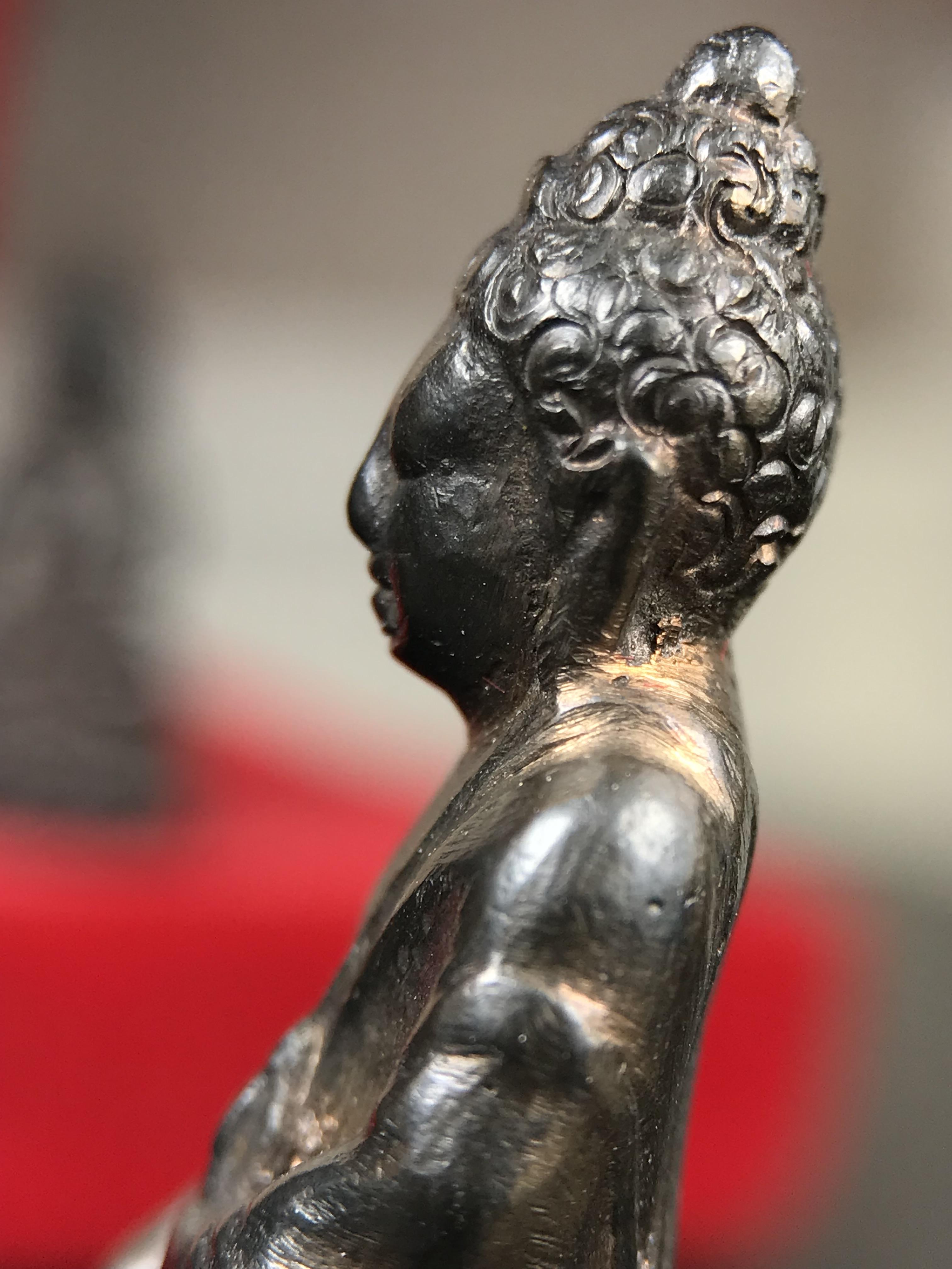 พระกริ่ง-พระชัยวัฒน์ ปวเรศ วัดบวรนิเวศวิหาร ปี 2530 พระบาทสมเด็จพระเจ้าอยู่หัวรัชกาลที่ 9 เจริญพระชนมพรรษา 5 รอบนักษัตริย์(ในหลวง ร.9 เสด็จเททอง)(บรรจุผงจิตรลดาเส้นเกศาในหลวงรัชกาลที่9)พร้อมสูจิบัตรเดิมตอนจัดสร้าง(สภาพสวยครบสมบูรณ์))พิธีใหญ่ รุ่นยอดนิยม