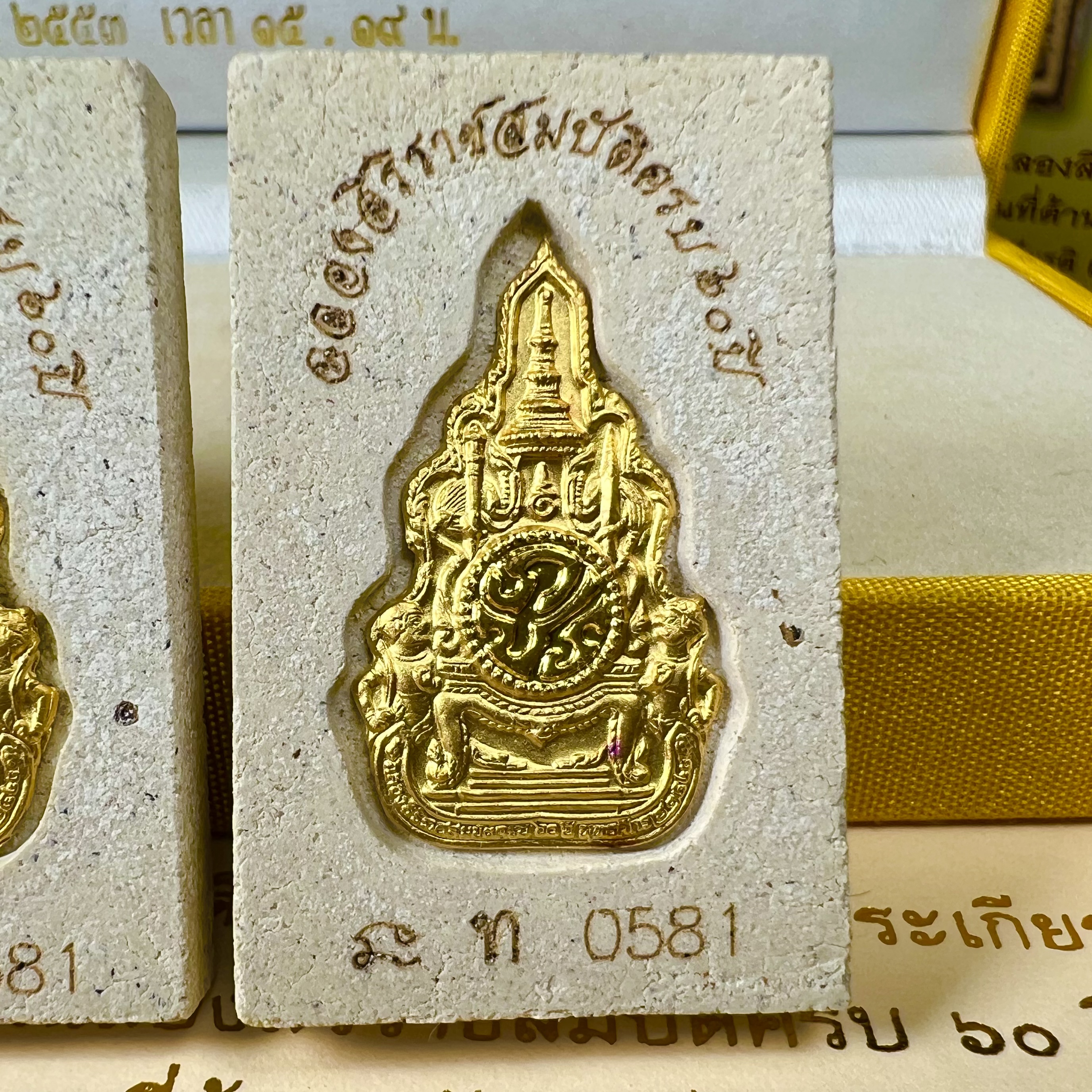 พระสมเด็จพิมพ์ใหญ่ เฉลิมพระเกียรติ พร้อมทั้งอัญเชิญตราสัญลักษณ์ฉลองครองราชย์ครบ 60 ปี เนื้อทองคำ 96.5% ประดิษฐานด้านหลังองค์พระ ครบชุด 3 องค์(พระผงพุทธคุณผสมบุษราคัม ไพลิน ทับทิม) (พร้อมใบอนุโมธนาบัตร กล่องบรรจุเดิมครบสมบูรณ์)หายาก 1 ใน 2000 ชุด