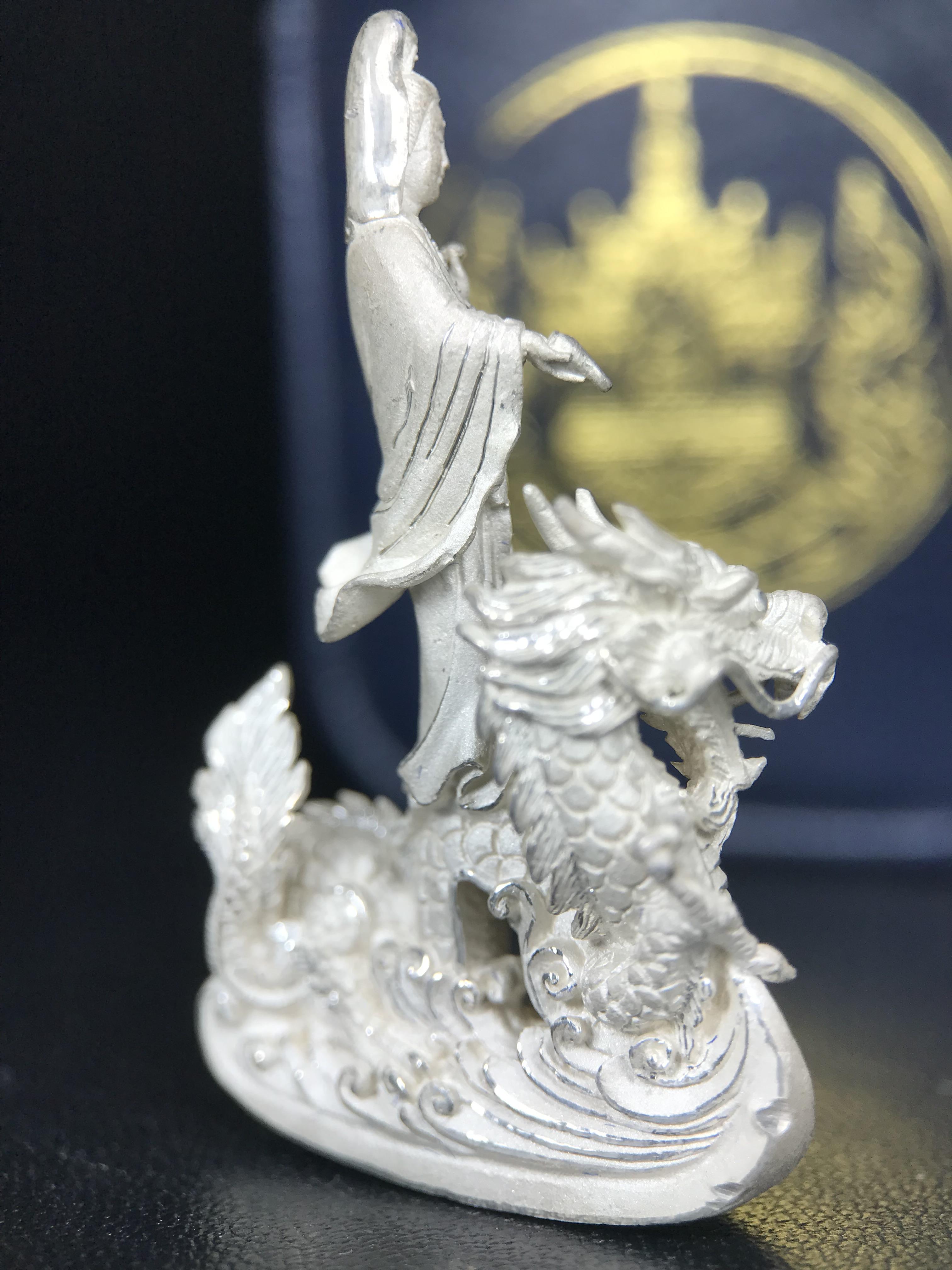 รูปหล่อลอยองค์พระโพธิสัตว์กวนอิม ทรงประทับมังกร จ.ระนอง เนื้อเงิน พิมพ์ใหญ่(สภาพผิว สวยงดงาม ทรงคุณค่า) เฉลิมฉลองในวโรกาสที่พระบาทสมเด็จพระเจ้าอยู่หัวทรงครองสิริราชสมบัติครบ 50 ปี จ.ระนอง พ.ศ.2539