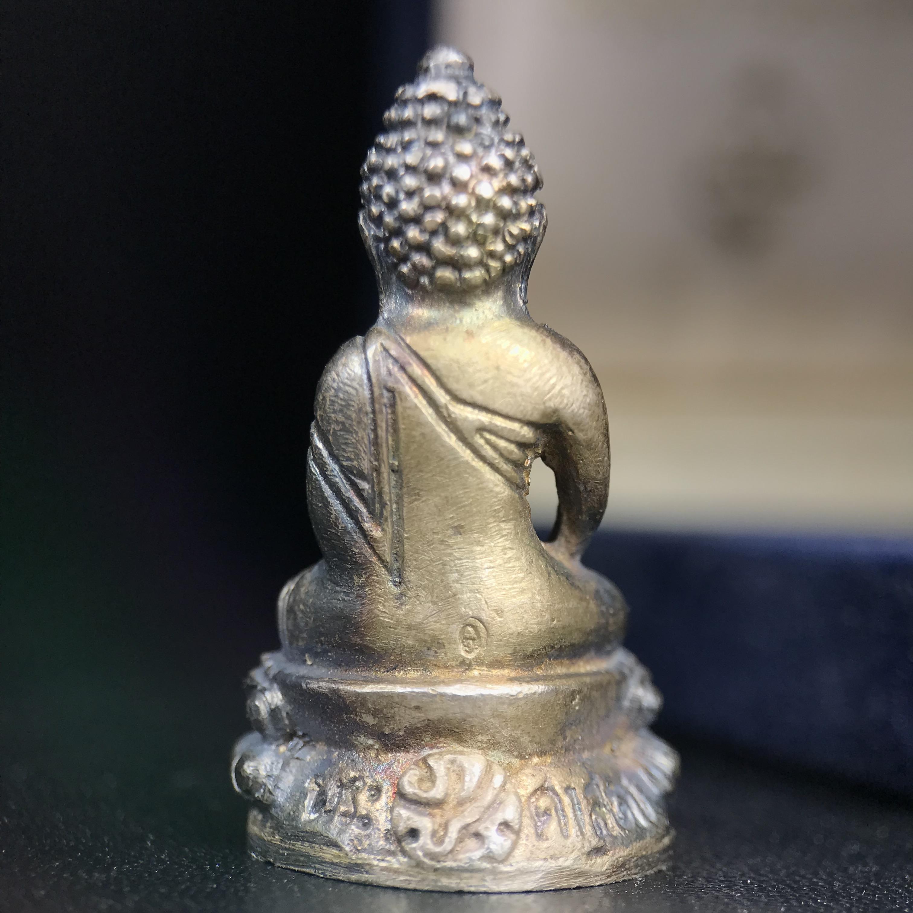 พระกริ่งศาสดา ภปร. วัดบวรนิเวศวิหาร ปี 2532 จัดสร้างในโอกาสสองทศวรรษรามาธิบดี เพื่อศูนย์การแพทย์สิริกิติ์ เนื้อเงิน(ผิวเดิมกลับดำสวยงาม) (พิธีใหญ่ มวลสารมงคล สวยงามเข้มขลัง)สมเด็จพระญาณสังวร สมเด็จพระสังฆราชฯเสด็จเททอง