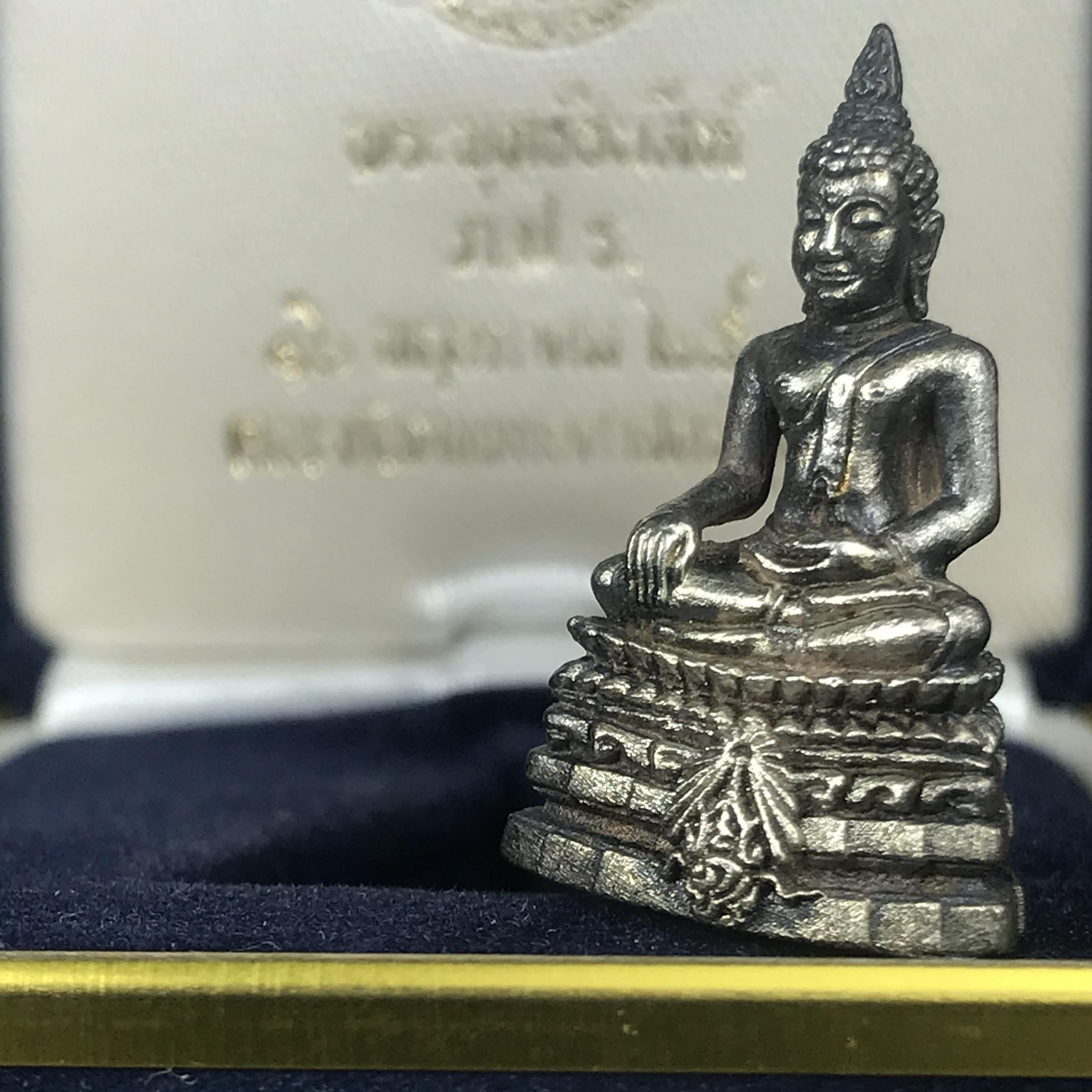 พระกริ่งพระพุทธชินสีห์ ภปร ทันโตเสฏโฐ ปี 2533 เนื้อเงิน (วัตถุมงคลหนึ่งเดียวที่บรรจุพระทนต์(ฟัน)ในหลวงรัชกาลที่9 พระราชทานให้จัดสร้าง)(1ใน1999องค์)