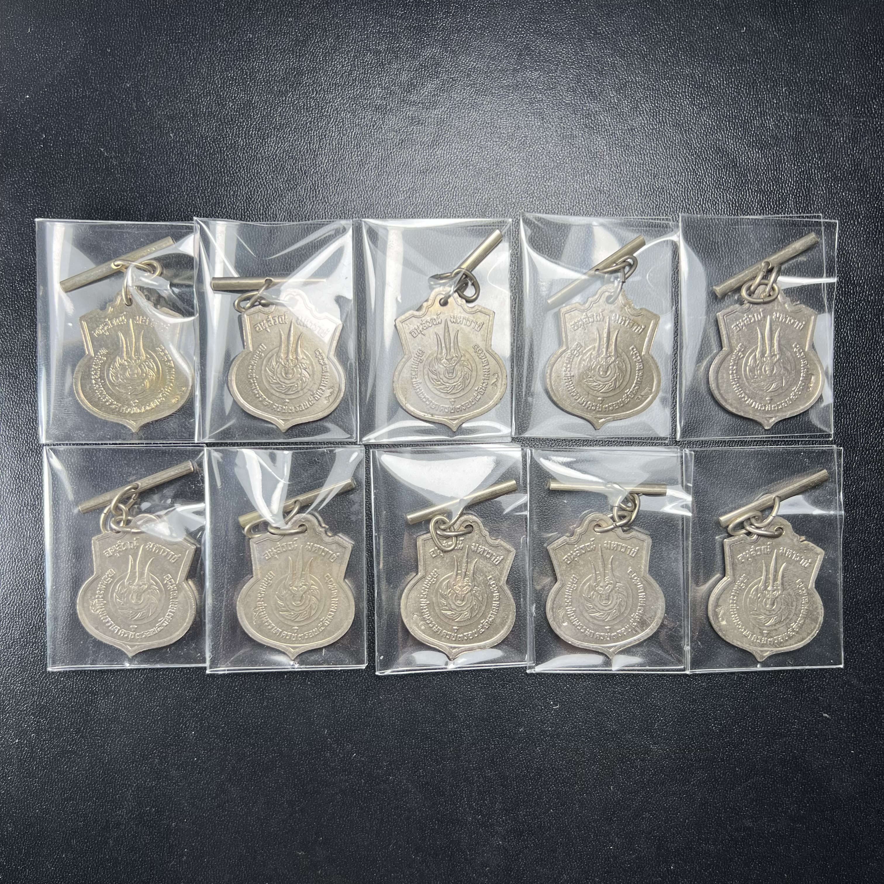 เหรียญอนุสรณ์มหาราช 3รอบ รัชกาลที่9 ปี2506 เนื้ออัลปาก้า โค๊ด "สว" สายโซ่คล้องเดิม(1ชุด 10เหรียญ มีโค๊ด “สว” ซ้าย 5เหรียญ(พบเจอน้อยหายาก)+มีโค๊ด “สว” ขวา 5เหรียญ)(ชุดคัดสภาพสวยผิวเดิมขึ้นน้ำทองสวย โค๊ด สว ตอกลึกติดชัดติดเต็มแบบนี้หายาก)