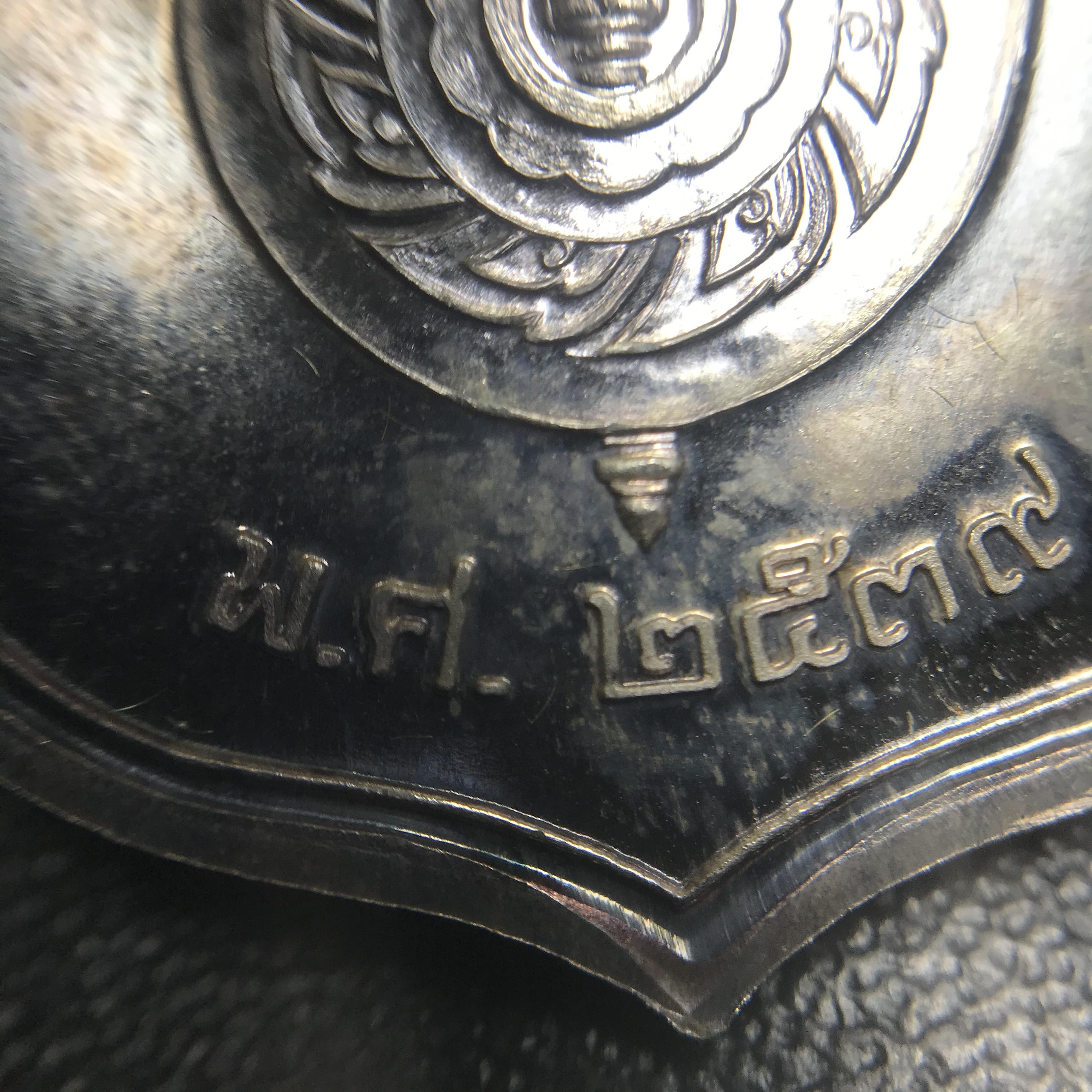 เหรียญพระบาทสมเด็จพระเจ้าอยู่หัว รัชกาลที่9ประทับนั่งบัลลังก์ กระทรวงมหาดไทยจัดสร้าง ปี2539 เนื้อเงินกล่องบรรจุเดิมสภาพสวย เนื้อเงินผิวเดิมขึ้นสีรุ้งธรรมชาติ แบบนิยม หายาก