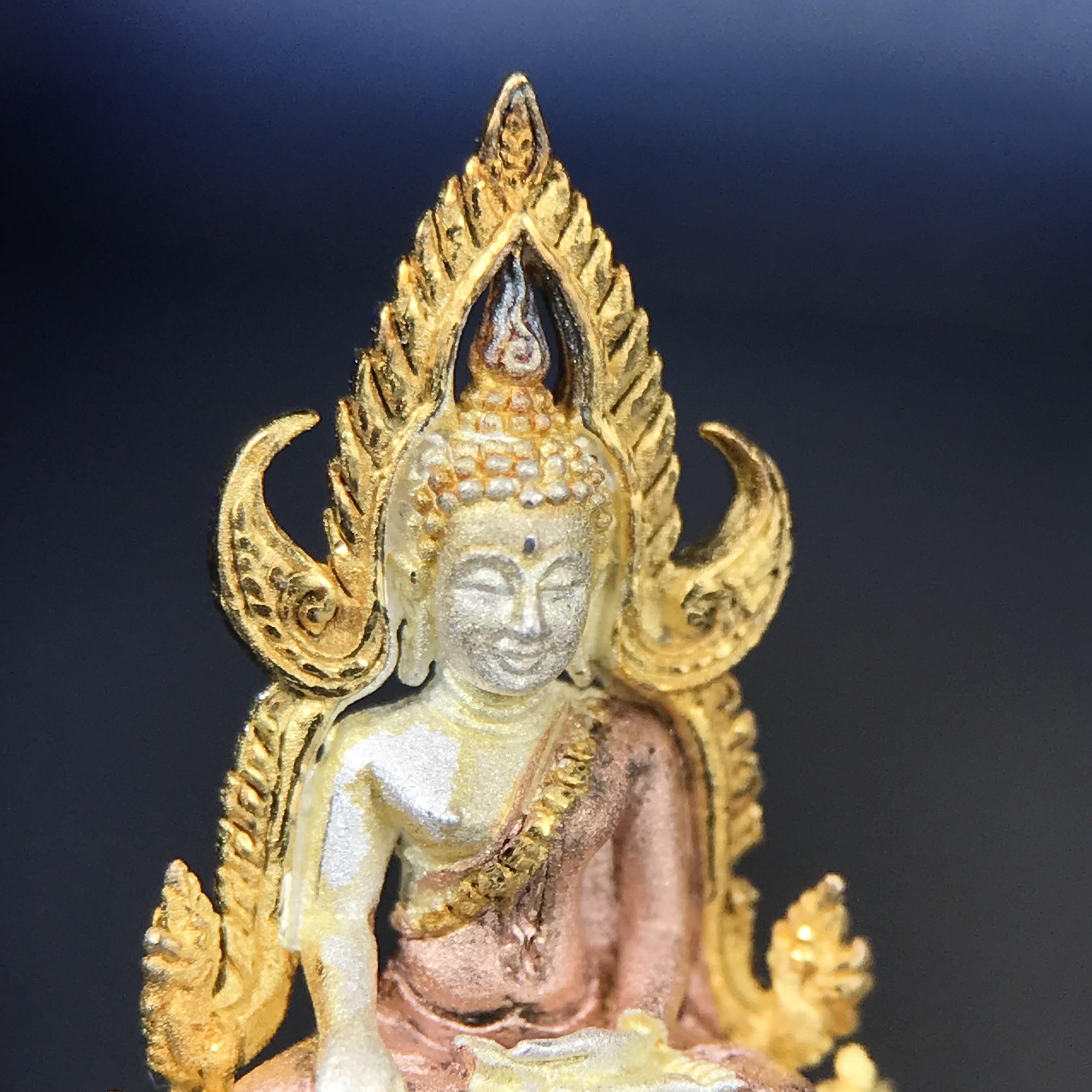 พระพุทธชินราช ภปร. โครงการ เพราะแผ่นดินนี้คือแผ่นดินเกิด เนื้อเงินชุบสามกษัตริย์ ปี2551 ขนาดหน้าตัก1/4นิ้ว (สวยงามทรงคุณค่า อีกหนึ่งรุ่นยอดนิยมหายาก) (สภาพคัดสวย กล่องบรรจุเดิมครบ)